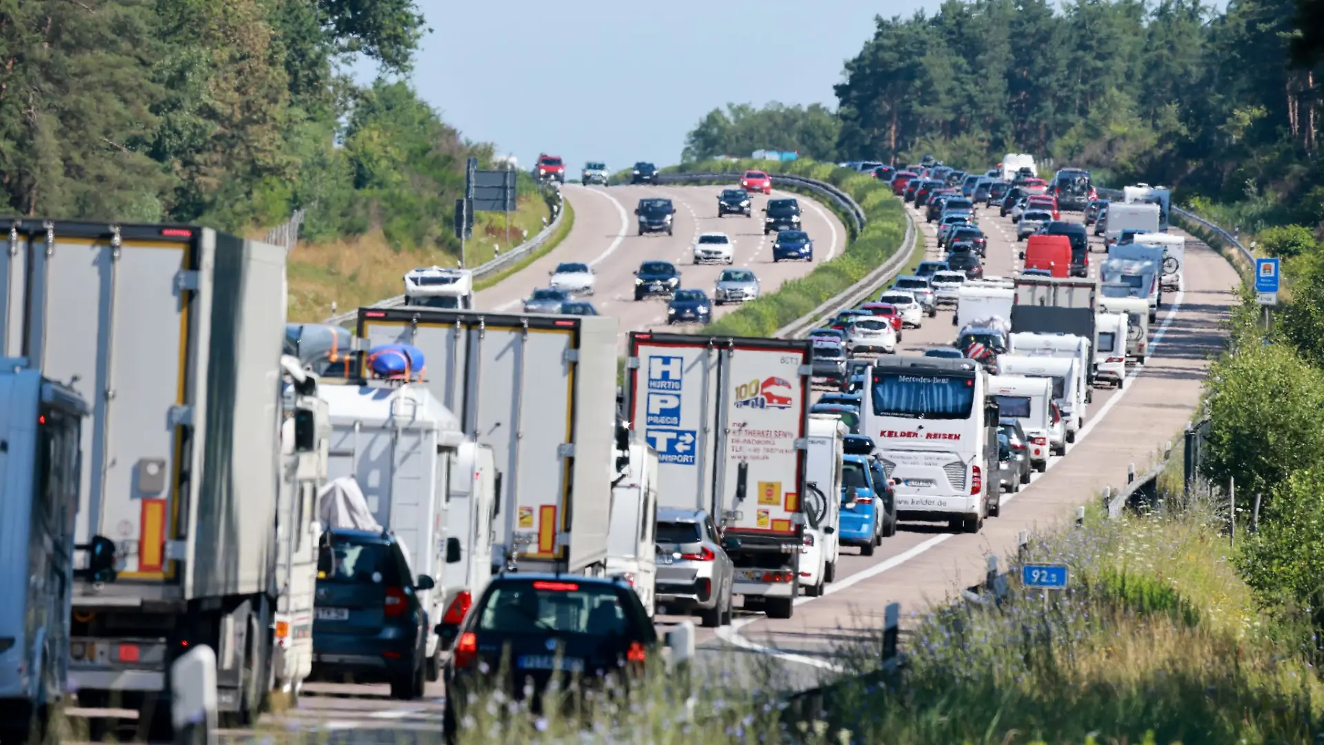 Pausen einplanen: Regelmäßige Stopps alle zwei Stunden oder 200 Kilometer helfen, unangenehme Situationen im Stau zu vermeiden.