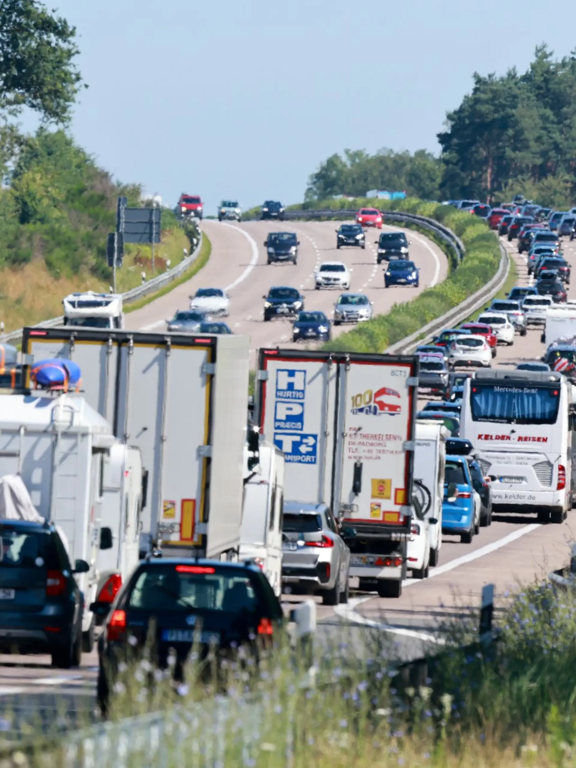 Pausen einplanen: Regelmäßige Stopps alle zwei Stunden oder 200 Kilometer helfen, unangenehme Situationen im Stau zu vermeiden.