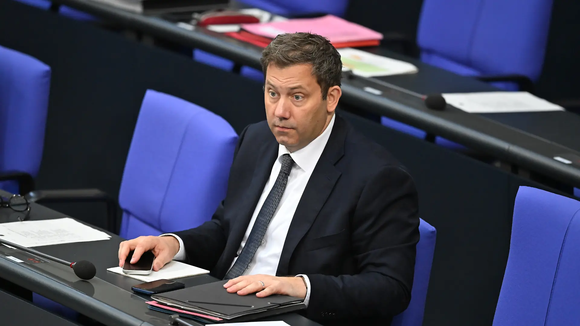 Lars Klingbeil (SPD), Bundesminister der Finanzen, sitzt während der 90. Plenarsitzung der 21. Legislaturperiode im Deutschen Bundestag. Eines der Hauptthemen der heutigen Sitzung ist die Abstimmung über das GKV- Beitragssatzstabilisierungsgesetz.