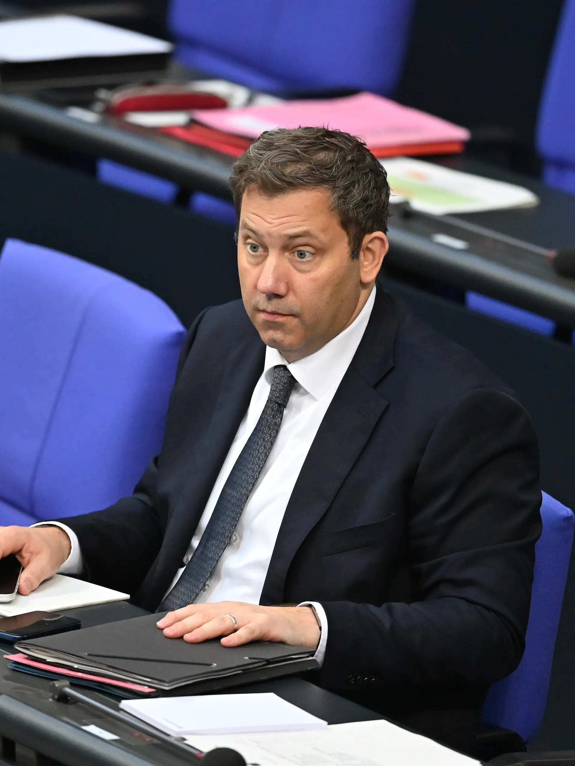 Lars Klingbeil (SPD), Bundesminister der Finanzen, sitzt während der 90. Plenarsitzung der 21. Legislaturperiode im Deutschen Bundestag. Eines der Hauptthemen der heutigen Sitzung ist die Abstimmung über das GKV- Beitragssatzstabilisierungsgesetz.