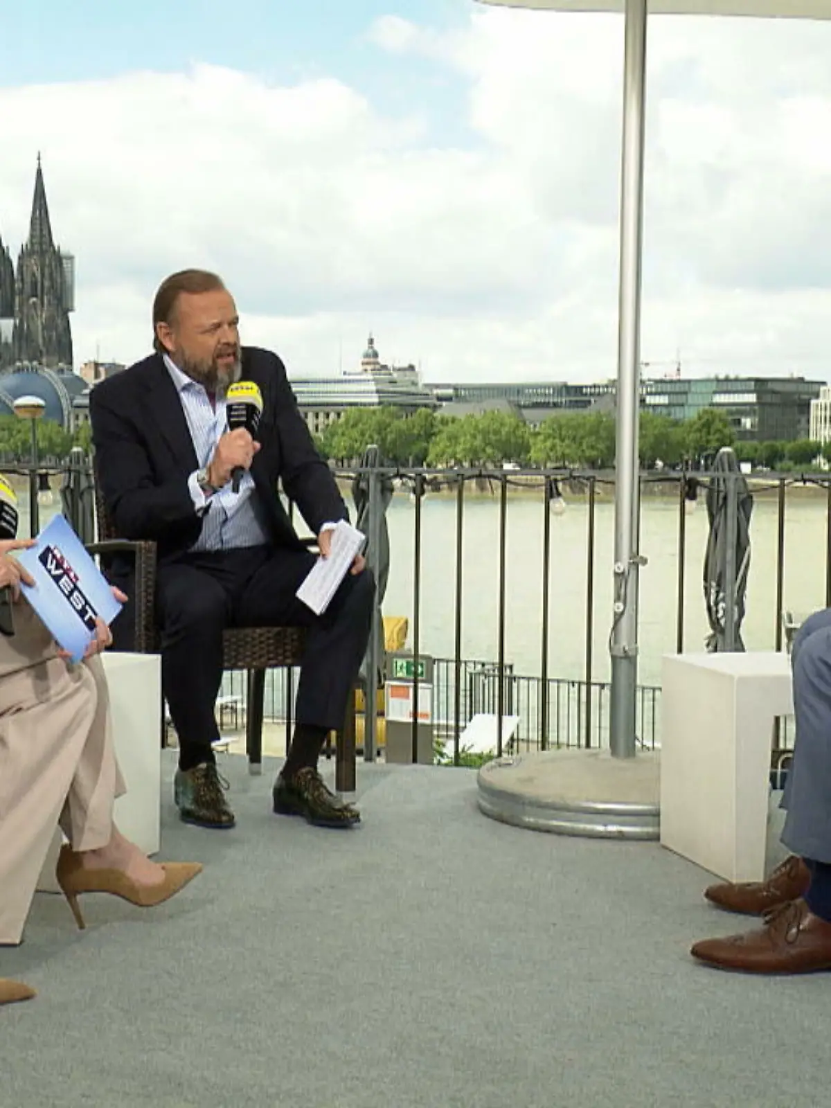 Joachim Stamp von der FDP ist stellvertretender Ministerpräsident in Nordrhein-Westfalen, aber auch Minister für Kinder und Familie. Kein leichter Job in der Pandemie. Da hagelte es Kritik und nicht nur sachliche. Über Beschimpfungen, eigene Fehler und den Durst nach Freiheit haben wir mit Joachim Stamp gesprochen. Im großen RTL WEST Sommerplausch.