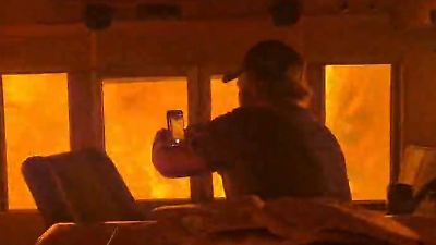 Bild von Überall Feuer! Flammen-Hölle umschließt Zug – Insassen noch drin