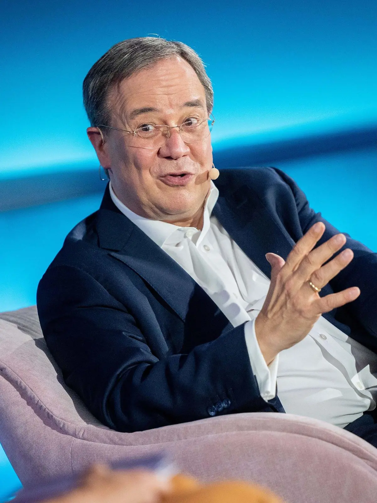 07.07.2021, Berlin: Armin Laschet, CDU-Kanzlerkandidat, CDU-Bundesvorsitzender und Ministerpräsident von Nordrhein-Westfalen, stellt sich bei ·Brigitte Live" den Fragen von Brigitte Huber (l), Brigitte-Chefredakteurin. Foto: Kay Nietfeld/dpa +++ dpa-Bildfunk +++