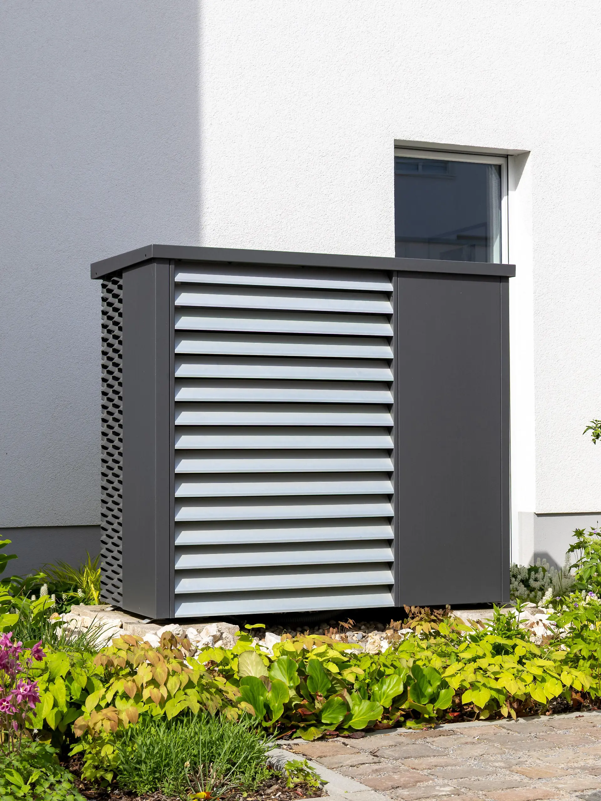 Wärmepumpe an einem Wohnhaus