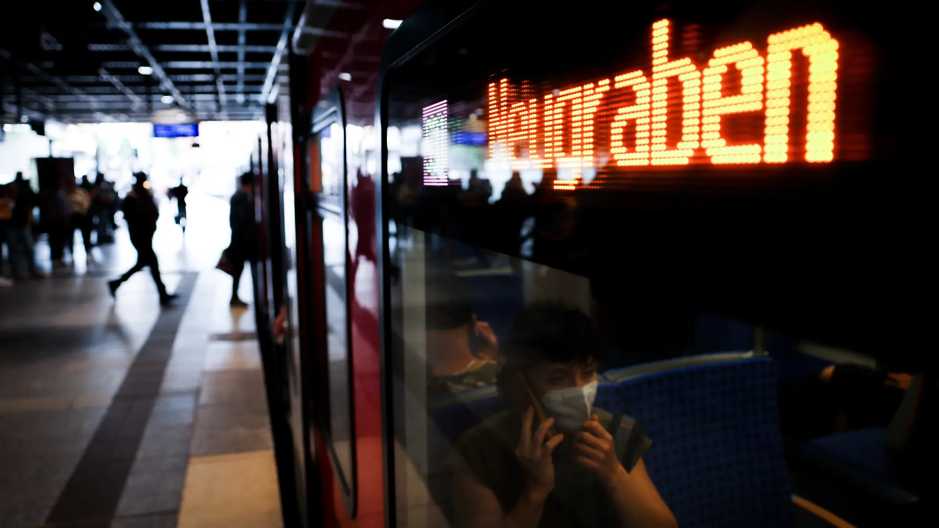 ARCHIV - 28.06.2022, Hamburg: Ein Zug der S-Bahn Linie S31 nach Neugraben steht im Hauptbahnhof. (zu dpa: „Bahn-Mitarbeiter an Bahnhof angegriffen und verletzt”)