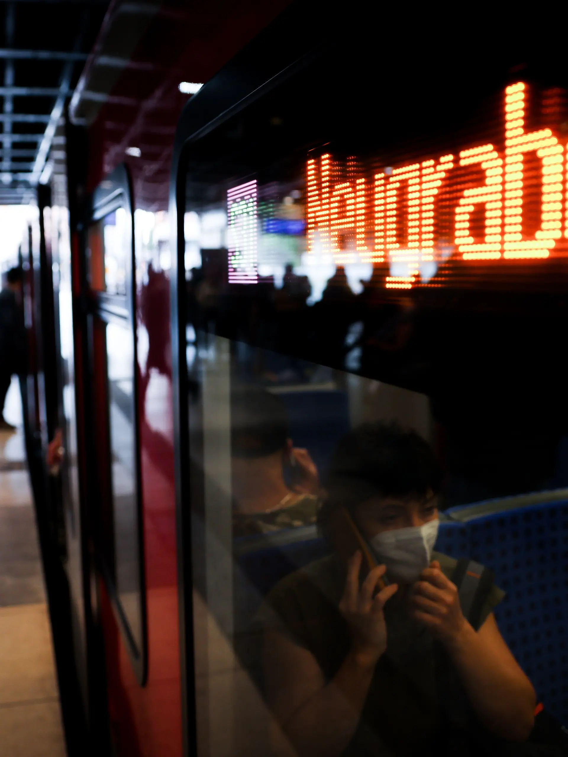 ARCHIV - 28.06.2022, Hamburg: Ein Zug der S-Bahn Linie S31 nach Neugraben steht im Hauptbahnhof. (zu dpa: „Bahn-Mitarbeiter an Bahnhof angegriffen und verletzt”) 