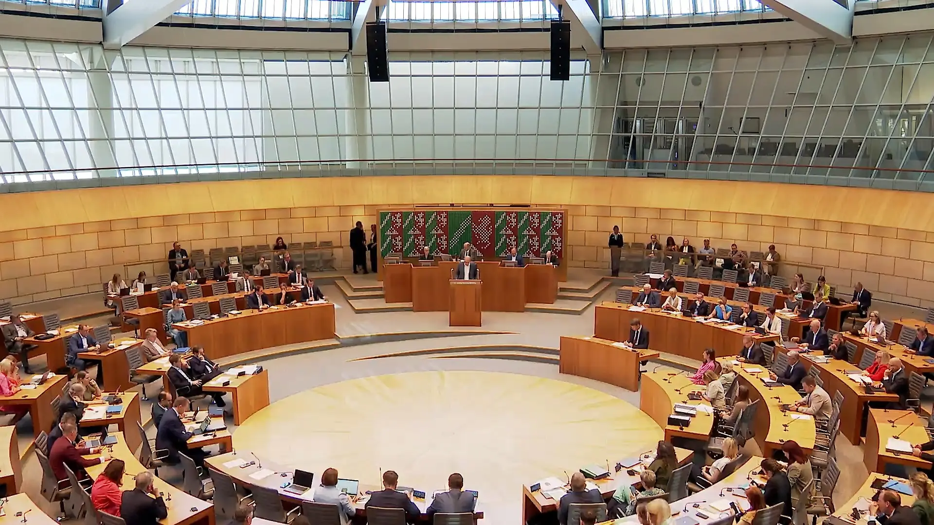 Nach den heißen Tagen: Landtag streitet über besseren Hitzeschutz Pflegeheime und Kliniken im Fokus der Politik