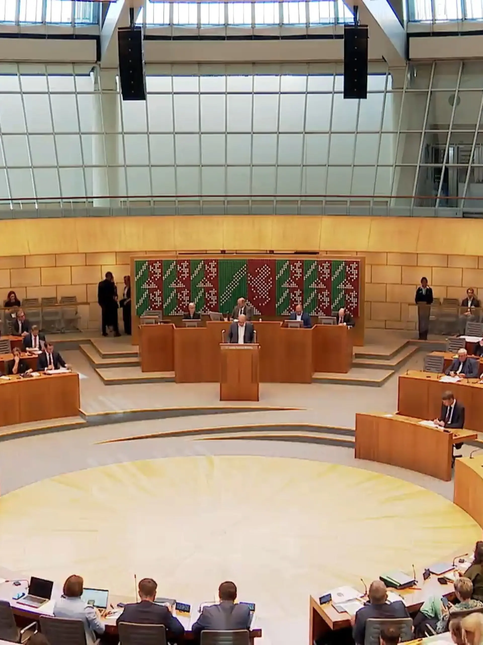 Bild zu: "Nach den heißen Tagen: Landtag streitet über besseren Hitzeschutz"