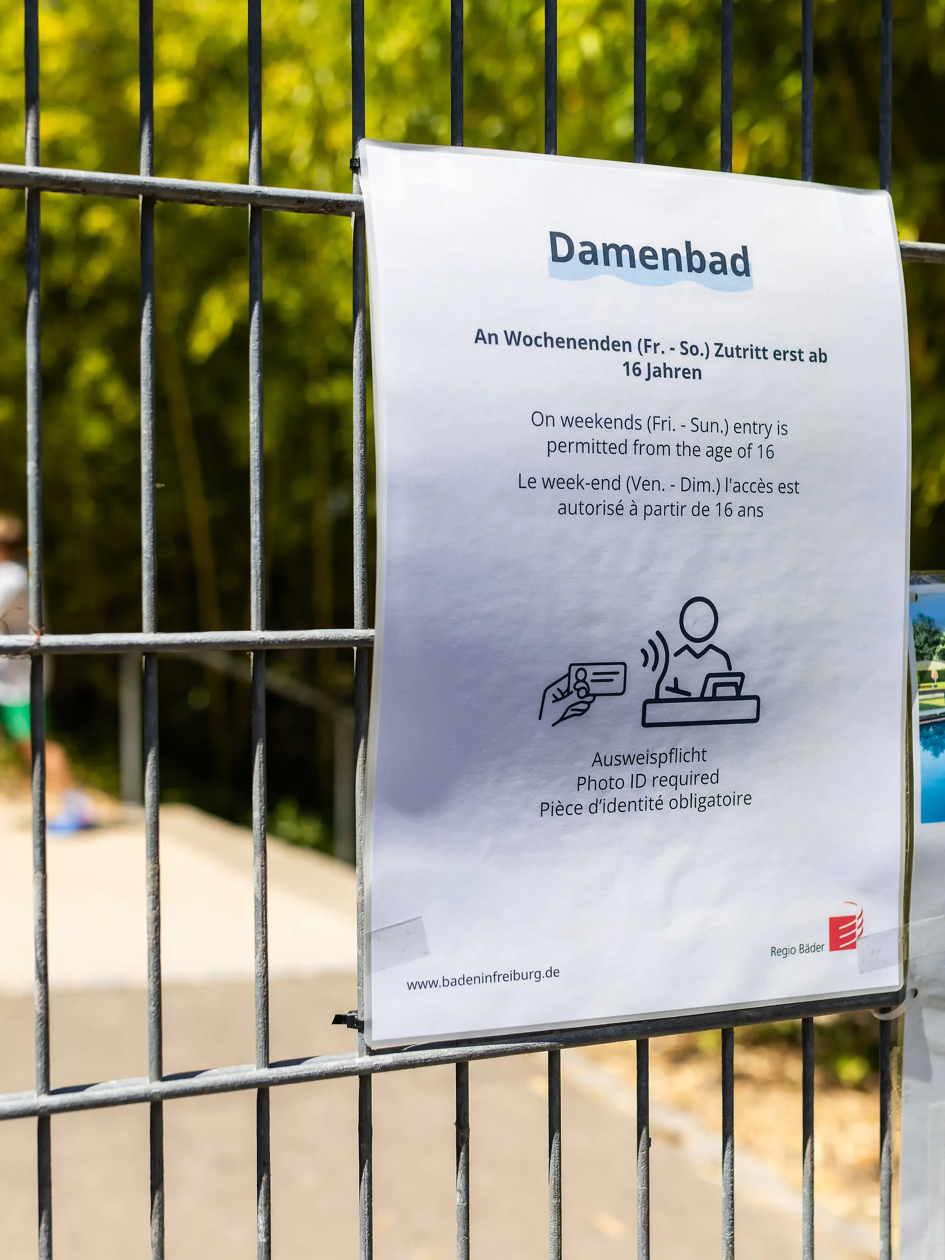 Bild zu: "Kinder müssen draußen bleiben! Freibad zieht die Reißleine"