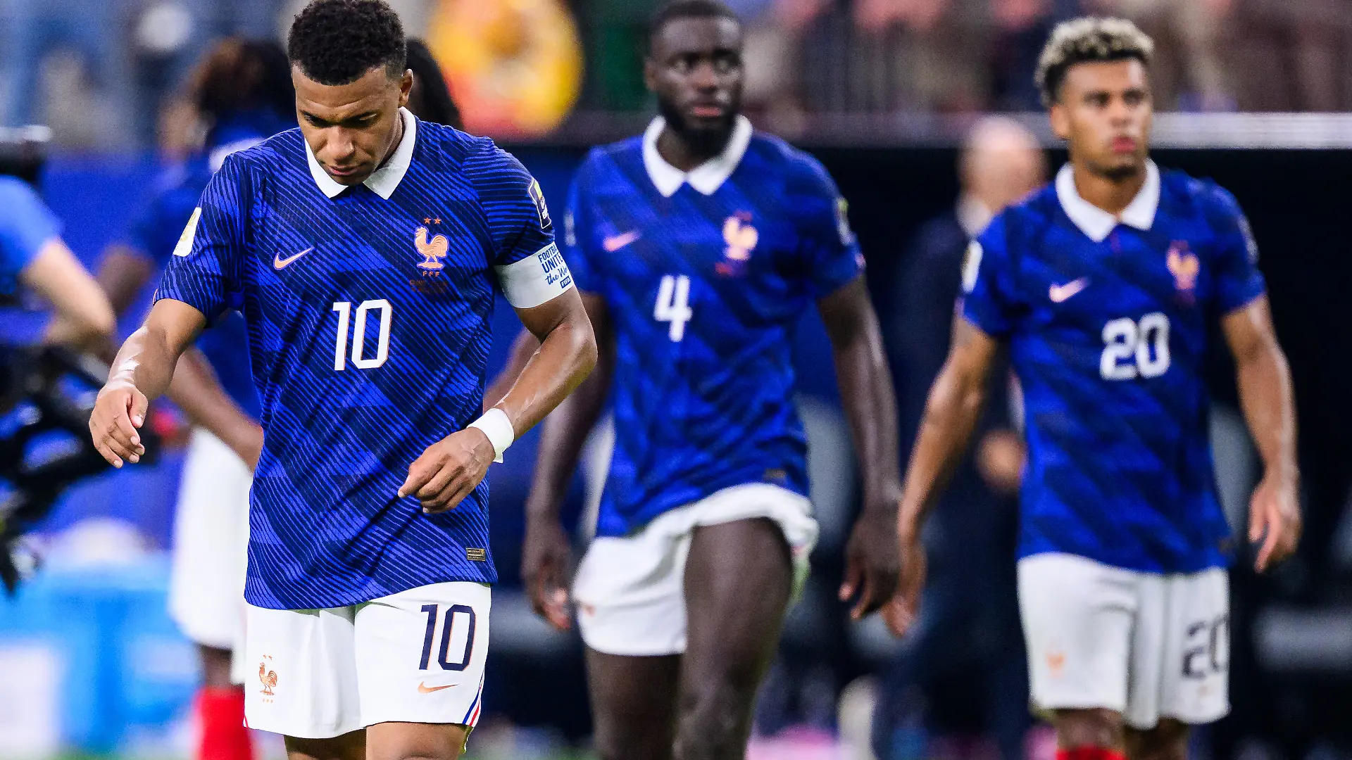 Fußball, Männer: WM, Frankreich - Spanien, Finalrunde, Halbfinale, Dallas-Stadion. Kylian Mbappé (l-r, Frankreich), Dayot Upamecano (Frankreich) und Désiré Doué (Frankreich) reagieren nach dem Spiel unzufrieden. ACHTUNG: Gemäß den Auflagen der FIFA dürfen die Bilder ausschließlich zur redaktionellen Verwendung genutzt werden. Eine kommerzielle Nutzung ist ausgeschlossen. Zudem dürfen keine videoähnlichen Sequenzen erstellt werden, und es dürfen keine Veränderungen weder im Vordergrund noch im Hintergrund am Bild vorgenommen werden.