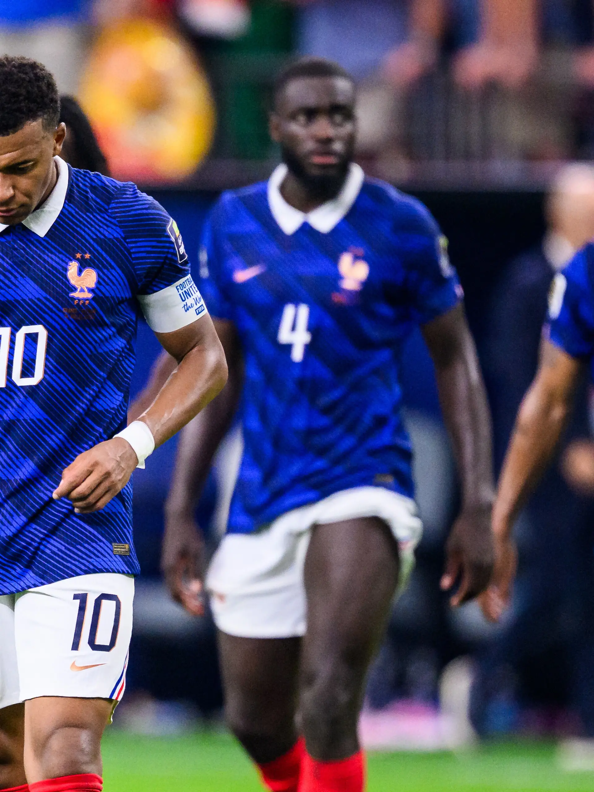 Fußball, Männer: WM, Frankreich - Spanien, Finalrunde, Halbfinale, Dallas-Stadion. Kylian Mbappé (l-r, Frankreich), Dayot Upamecano (Frankreich) und Désiré Doué (Frankreich) reagieren nach dem Spiel unzufrieden. ACHTUNG: Gemäß den Auflagen der FIFA dürfen die Bilder ausschließlich zur redaktionellen Verwendung genutzt werden. Eine kommerzielle Nutzung ist ausgeschlossen. Zudem dürfen keine videoähnlichen Sequenzen erstellt werden, und es dürfen keine Veränderungen weder im Vordergrund noch im Hintergrund am Bild vorgenommen werden.