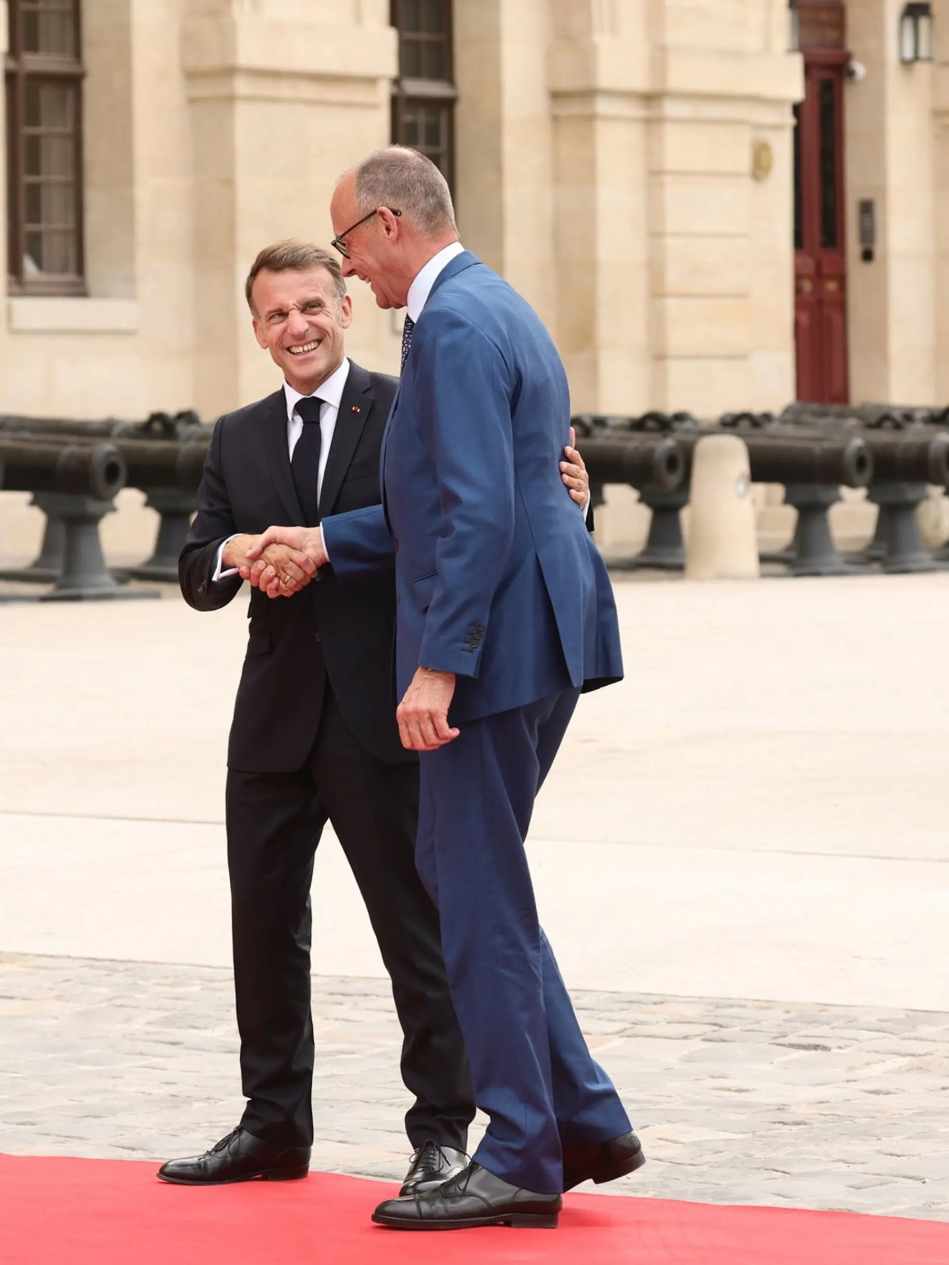 Bild zu: "Merz empfängt Macron auf Schloss Bensberg"