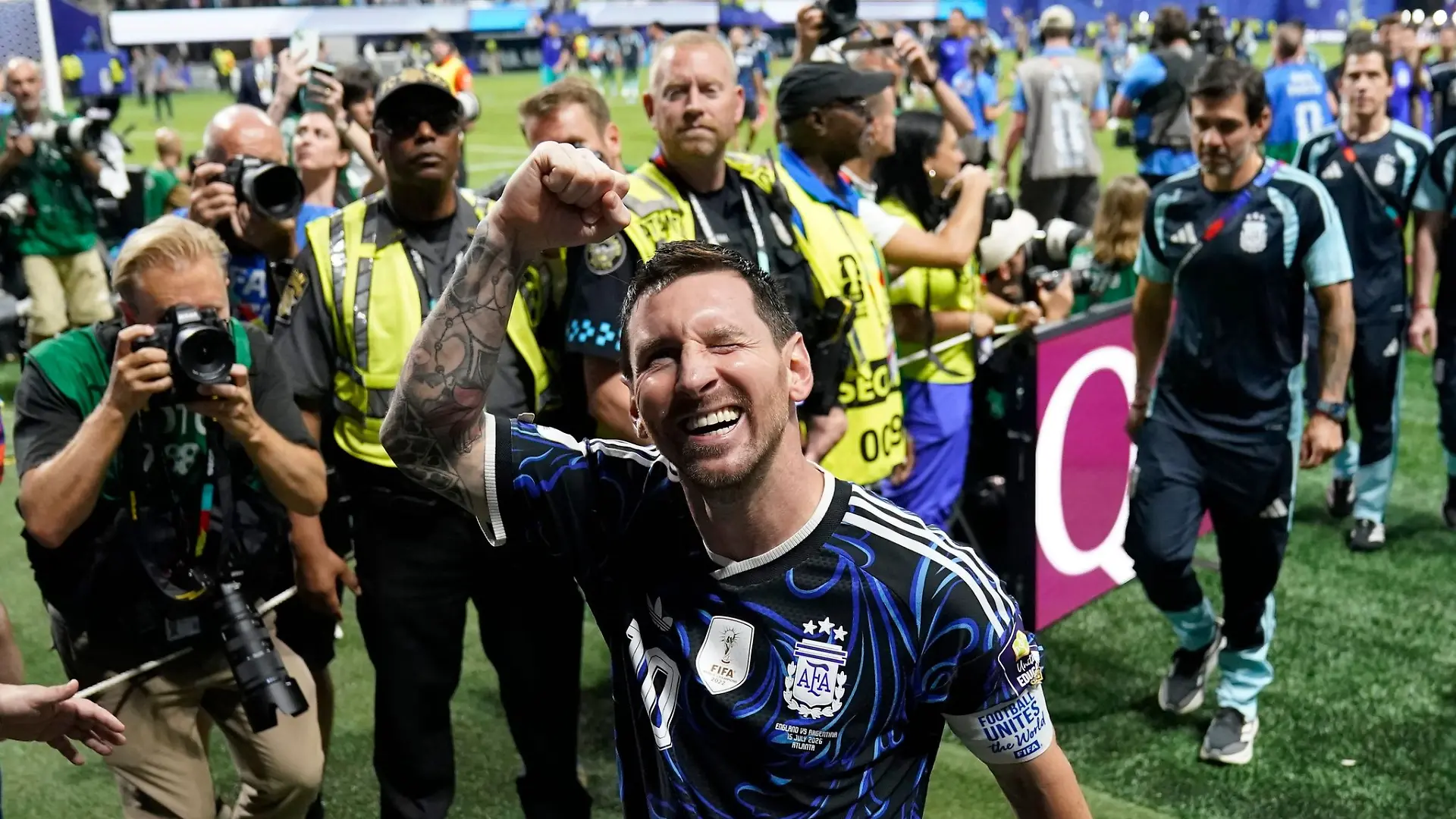 Lionel Messi lässt sich feiern.