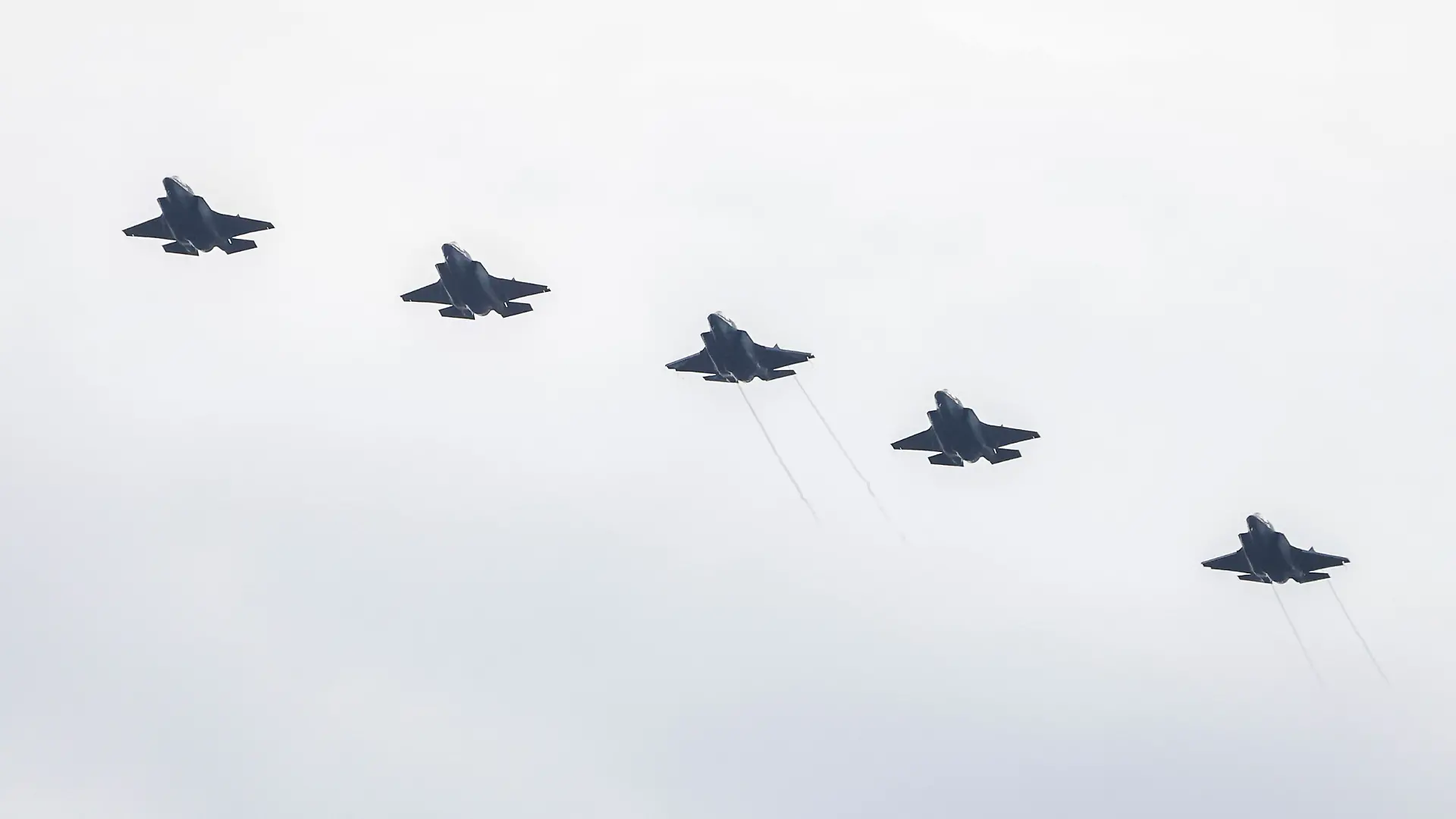 ARCHIV - 13.09.2025, Puerto Rico, Ceiba: Kampfflugzeuge vom Typ Lockheed Martin F-35B der US-Marines fliegen über die Roosevelt Roads Naval Station. Die Verlegung von US-Kampfflugzeugen in das Außengebiet steht im Zusammenhang mit den zunehmenden Spannungen zwischen den Vereinigten Staaten und Venezuela. (zu dpa: «US-Iran-Rahmenabkommen: Was hat Trump überhaupt erreicht?») Foto: Kendall Torres Cortés/dpa +++ dpa-Bildfunk +++
