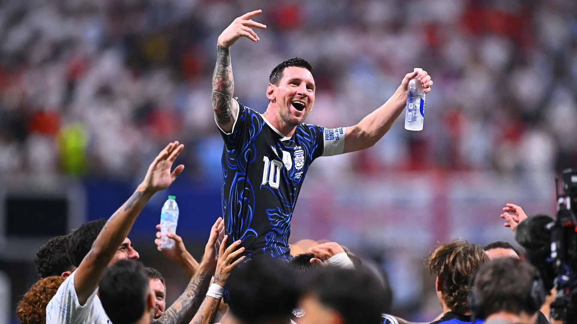Lionel Messi wird auf Schultern getragen.