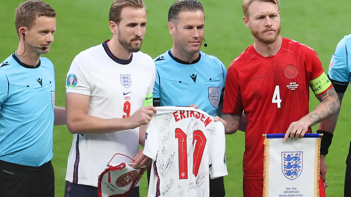 LONDON, ENGLAND - JULY 07: Assistant Referee, Jan de Vries, Harry Kane of England, Match Referee, Danny Makkelie and Simon Kjaer of Denmark hold a signed England shirt of Christian Eriksen of Denmark prior to the UEFA Euro 2020 Championship Semi-final match between England and Denmark at Wembley Stadium on July 07, 2021 in London, England. (Photo by Catherine Ivill/Getty Images)