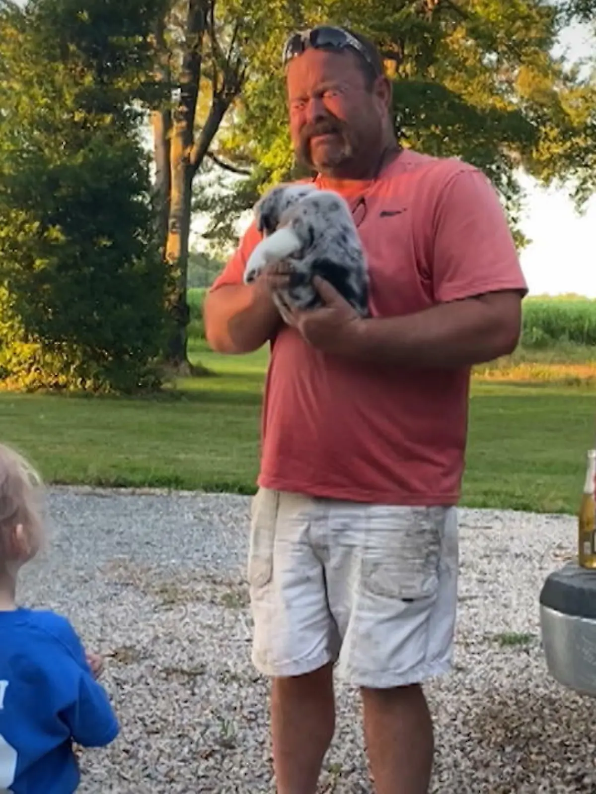Bild zu: "Papa weint vor Freude über neuen Hund "
