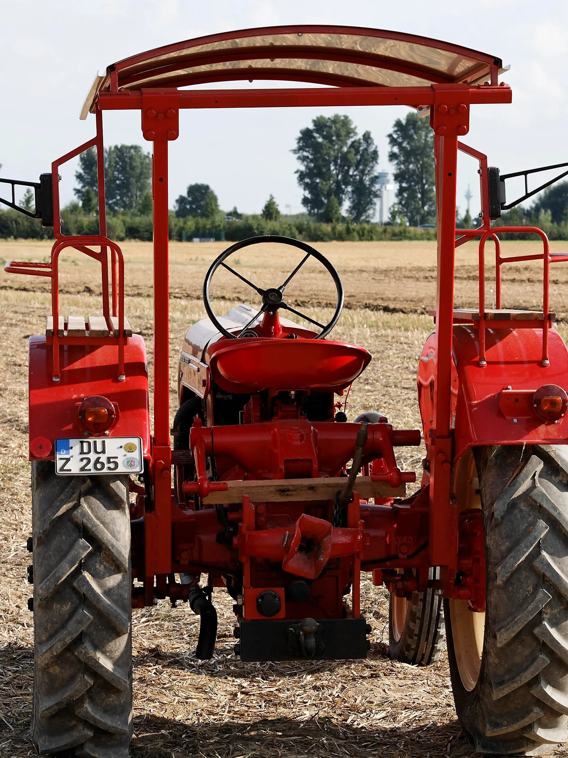 Ein Porsche -Traktor steht auf einem Feld