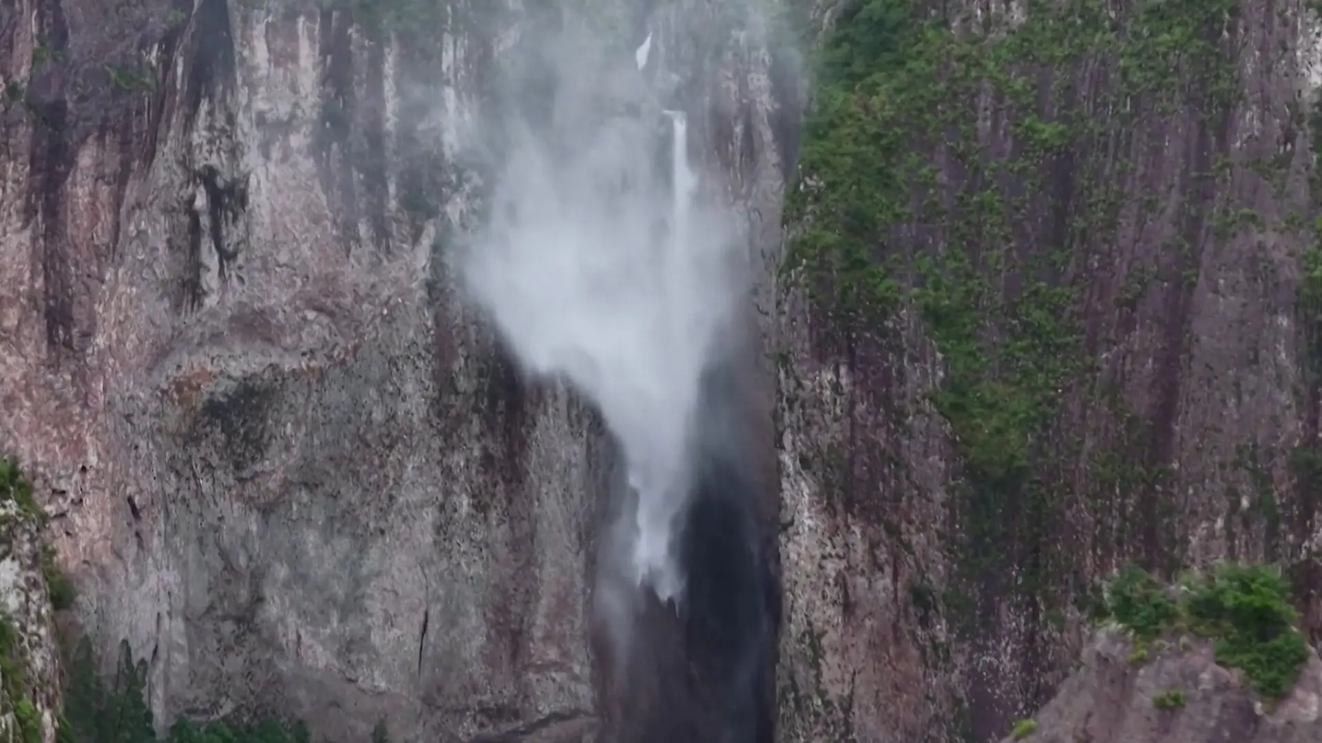 Wegen Super-Taifun! Riesiger Wasserfall fließt plötzlich nach oben Seltenes Naturphänomen
