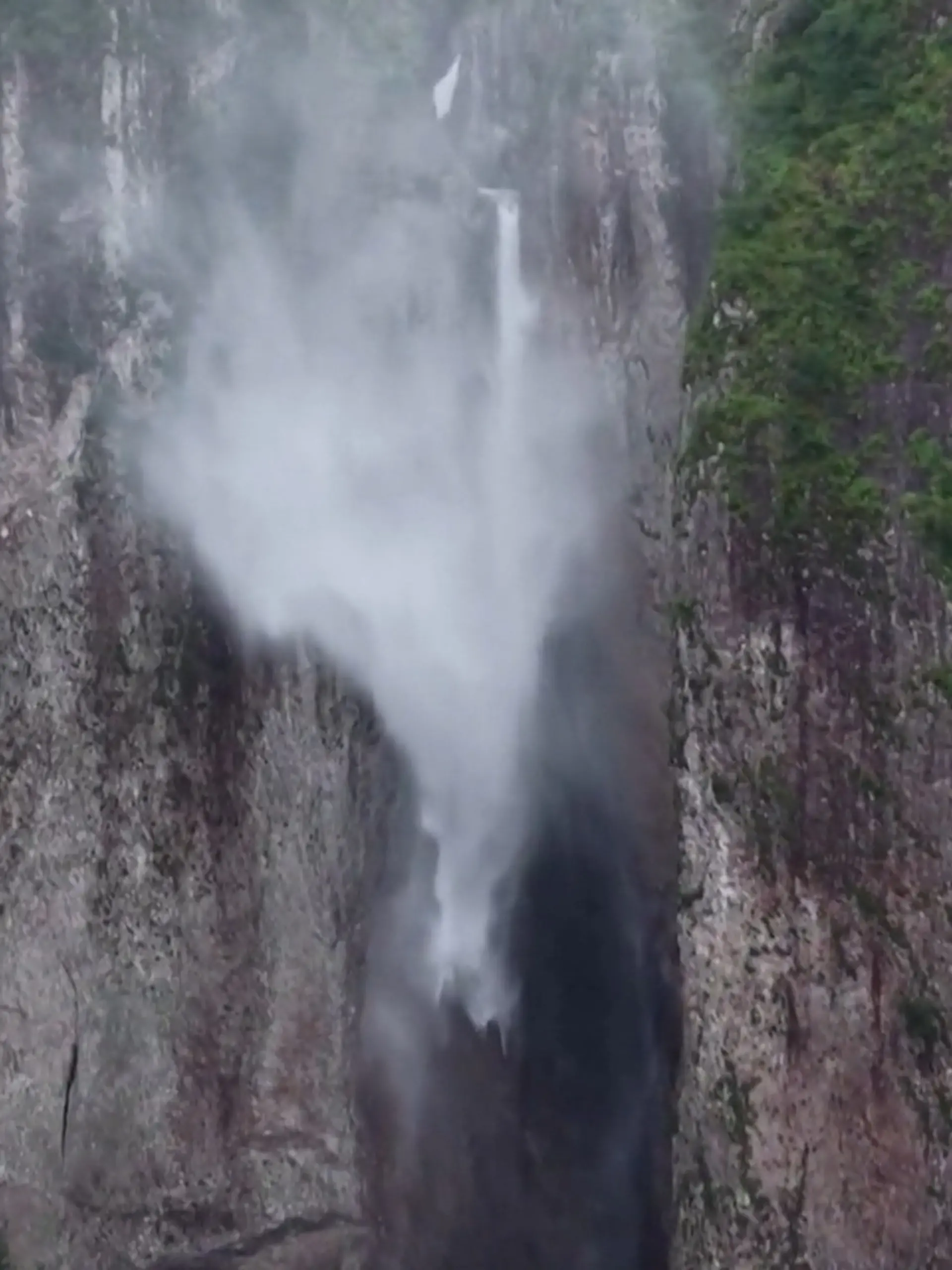 Bild zu: "Wegen Super-Taifun! Riesiger Wasserfall fließt plötzlich nach oben"