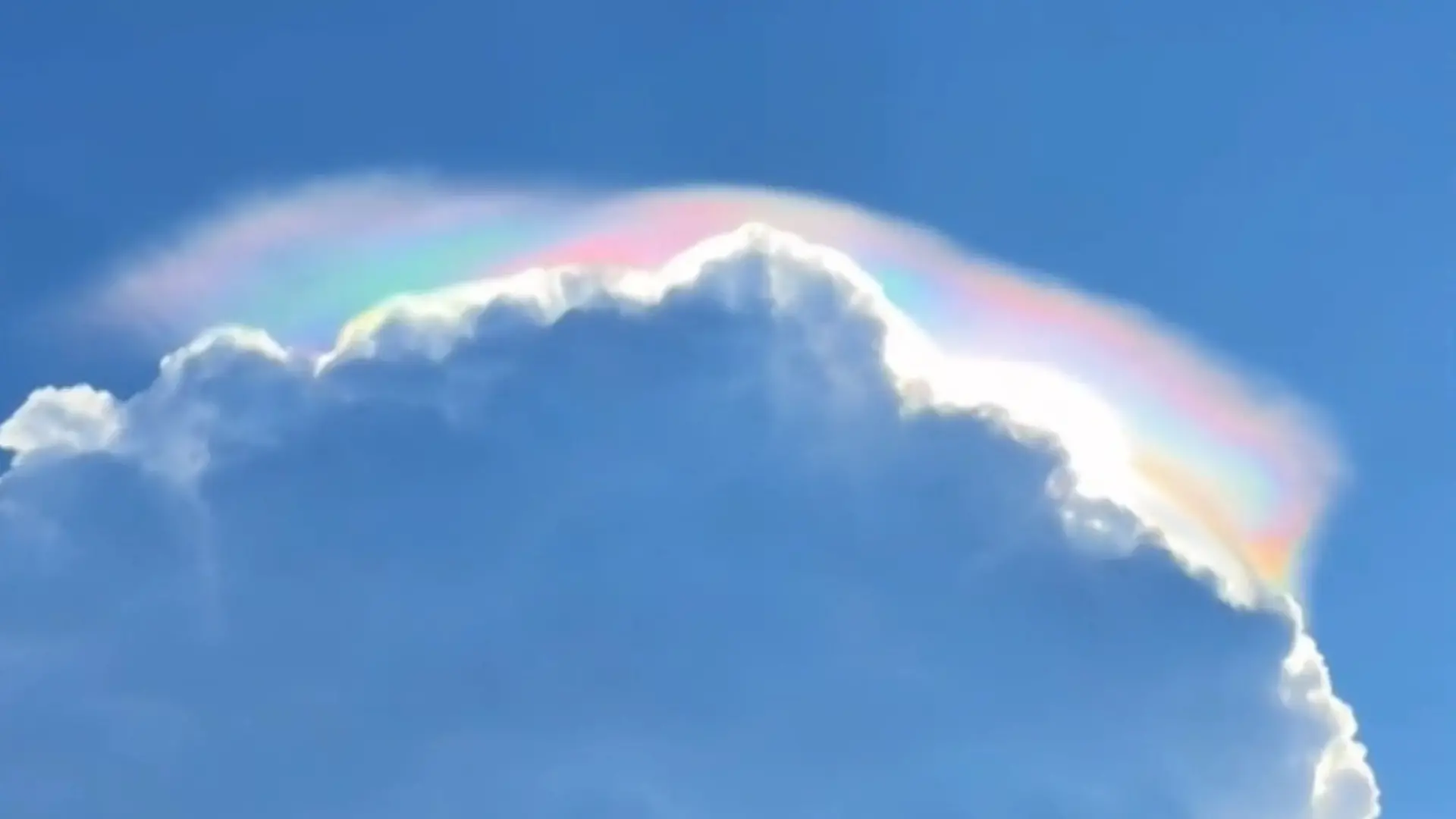 Extrem seltenes Naturschauspiel! SO eine Wolke habt ihr noch nie gesehen Traumhaftes Funkeln