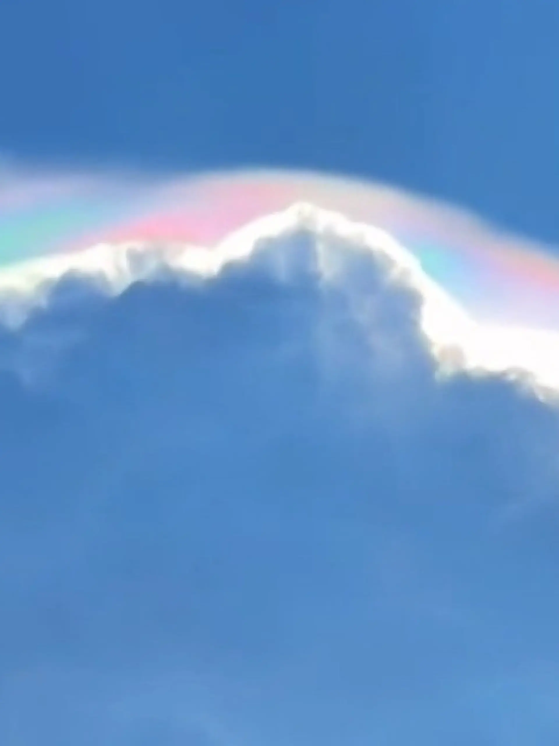 Bild zu: "Extrem seltenes Naturschauspiel! SO eine Wolke habt ihr noch nie gesehen"