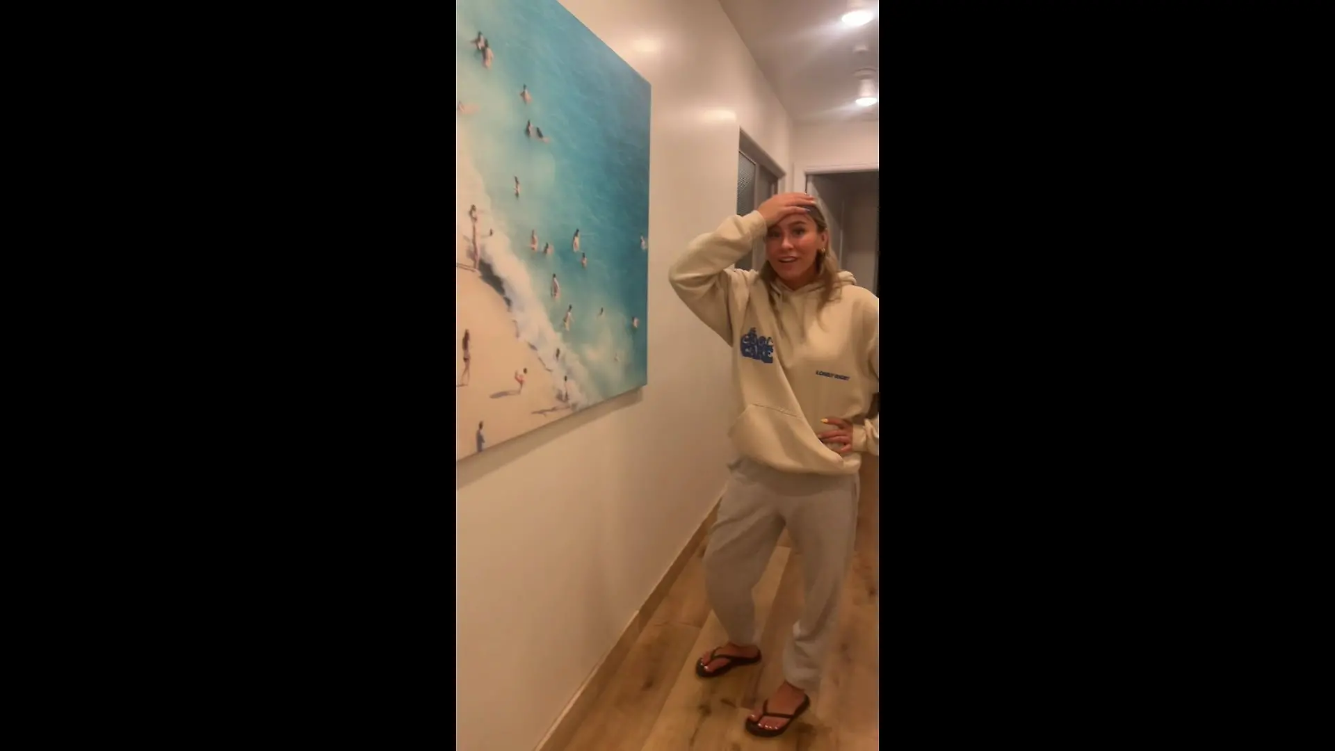 Amerikanische Familie findet Foto von sich selbst an Airbnb-Wand