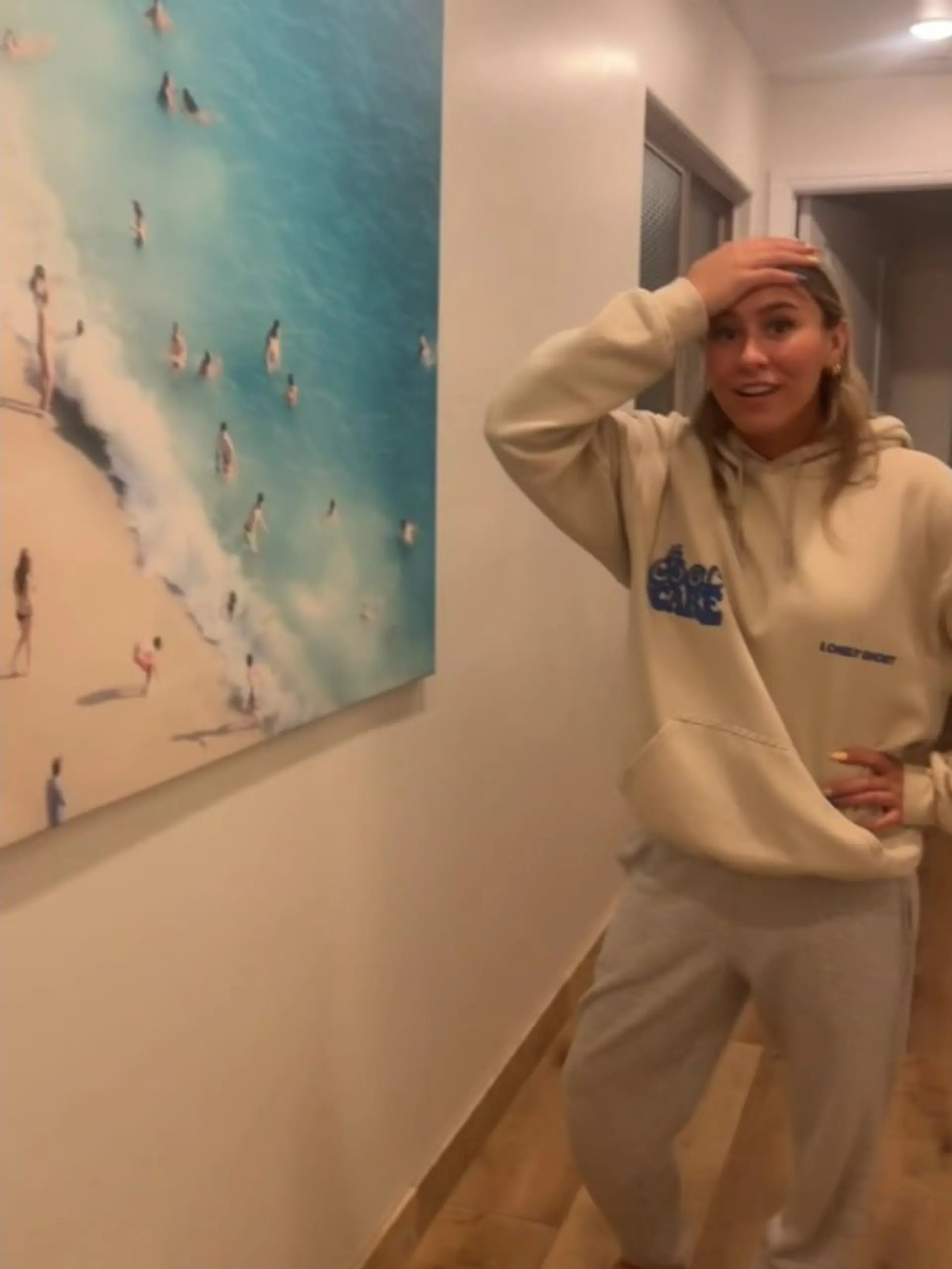 Amerikanische Familie findet Foto von sich selbst an Airbnb-Wand
