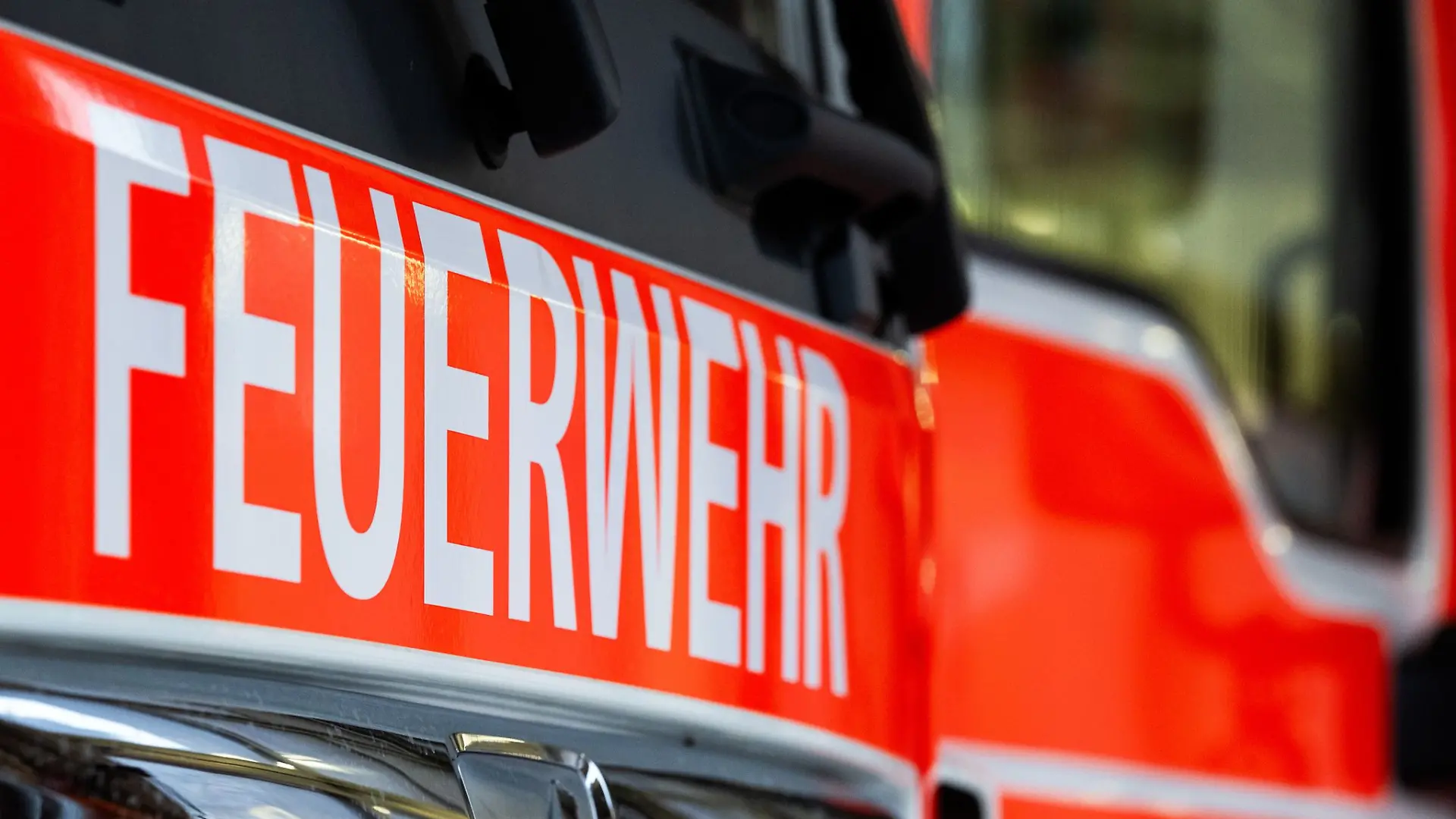 Feuerwehrleute sind wegen eines Brandes am S-Bahnhof Wedding im Einsatz. (Symbolbild) 