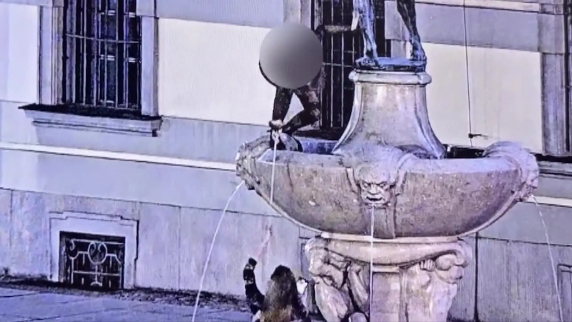Dreister Diebstahl an historischem Brunnen! Frauen entreißen Statue DAS Direkt vor der Polizei