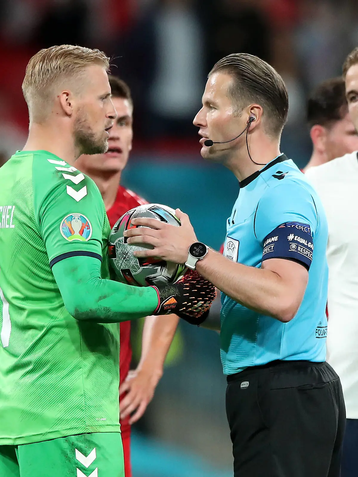 England v Denmark - UEFA EURO, EM, Europameisterschaft,Fussball 2020 - Semi Final - Wembley Stadium Denmark goalkeeper Kasper Schmeichel appeals to referee Danny Makkelie after a penalty is awarded and checked by VAR during the UEFA Euro 2020 semi final match at Wembley Stadium, London. Picture date: Wednesday July 7, 2021. Use subject to restrictions. Editorial use only, no commercial use without prior consent from rights holder. PUBLICATIONxINxGERxSUIxAUTxONLY Copyright: xNickxPottsx 60807482 