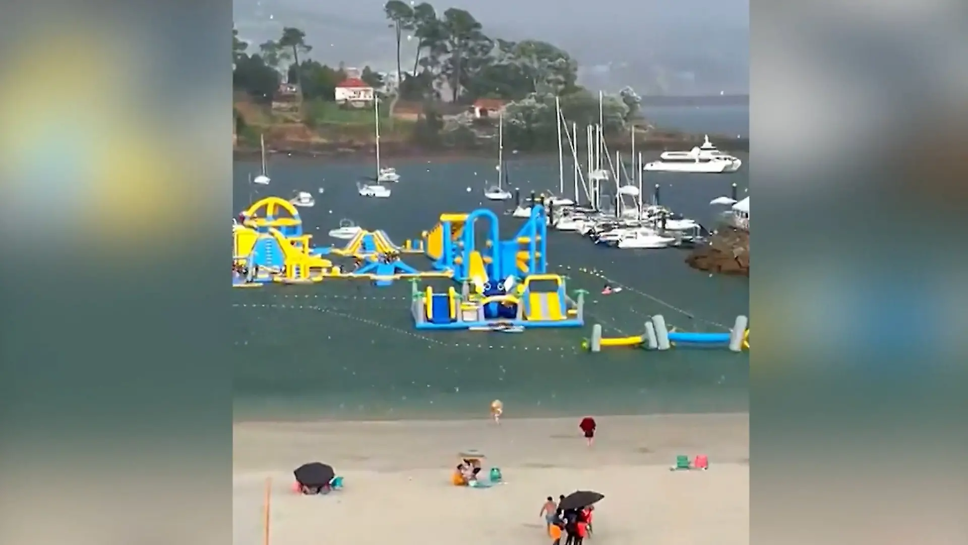 Heftiges Unwetter! Golfballgroße Hagelkörner prasseln auf Touristen ein Mitten im Urlaubsparadies