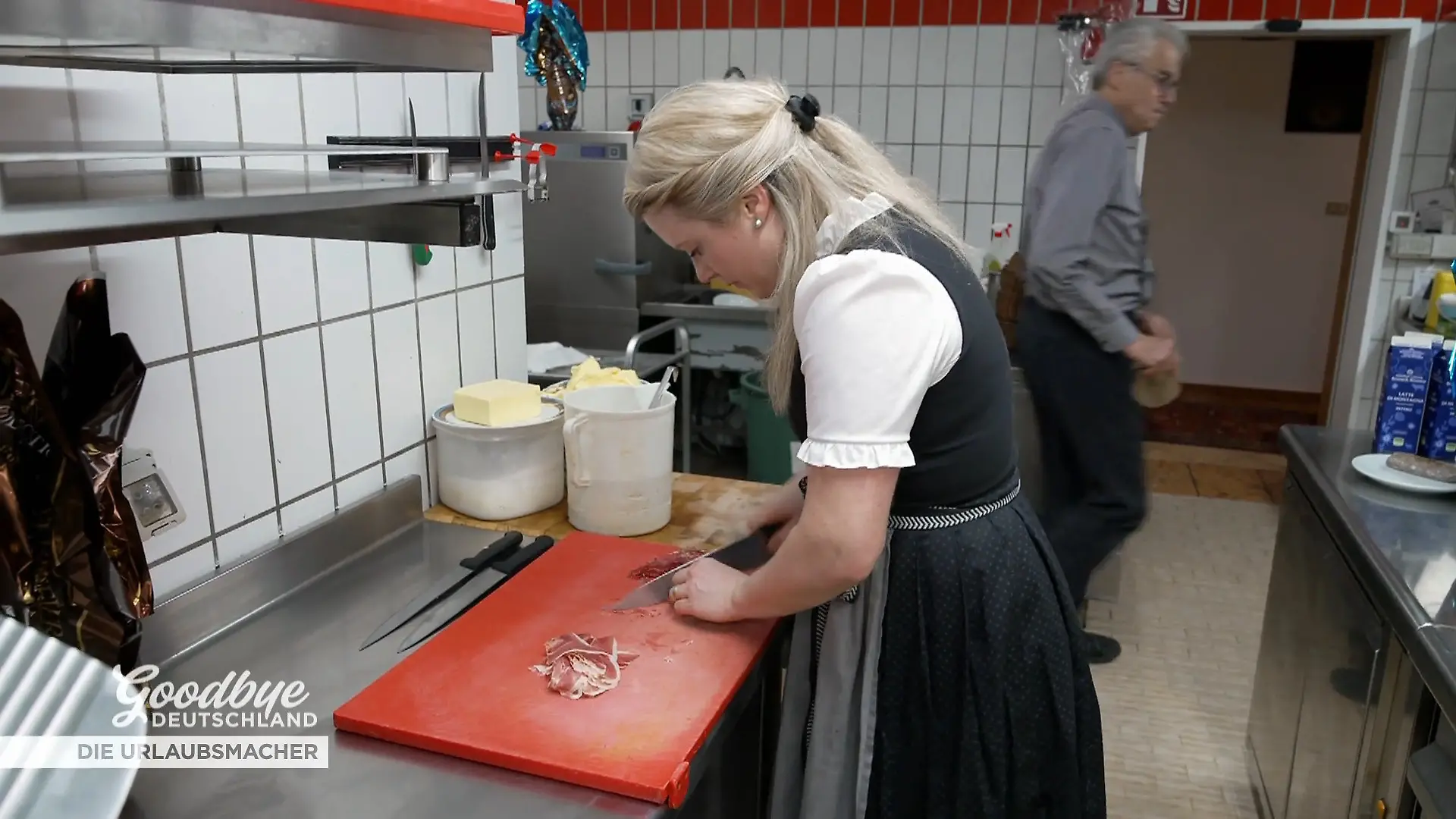 Heidi steht schon vor Sonnenaufgang in der Küche Frühschicht im Familienhotel