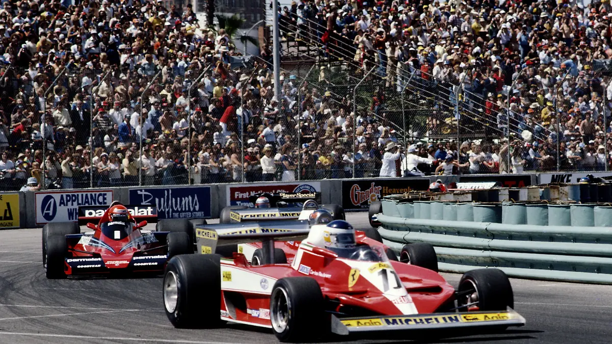 Carlos Reutemann drives the #11 Scuderia Ferrari 312T3 ahead of Niki Lauda in the #1 Parmalat Racing Team Brabham Alfa Romeo BT46 during the United States Grand Prix West on 2 April 1978 at Long Beach street circuit in Long Beach, California, United States. (Photo by Tony Duffy/Getty Images)