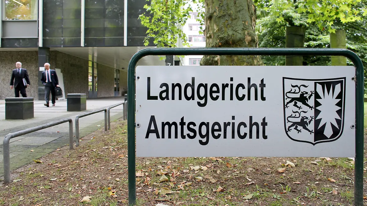 ARCHIV - Der Eingang von Landgericht und Amtsgericht Lübeck, aufgenommen am 24.08.2012 in Lübeck. Zum Auftakt des Prozesses um einen tödlichen Fehler bei einer Lungenoperation hat der angeklagte Chirurg am 01.10.2012 die Vorwürfe der Staatsanwaltschaft zurückgewiesen. Foto: Malte Christians dpa (zu dpa 0811 vom 01.10.2012) +++(c) dpa - Bildfunk+++