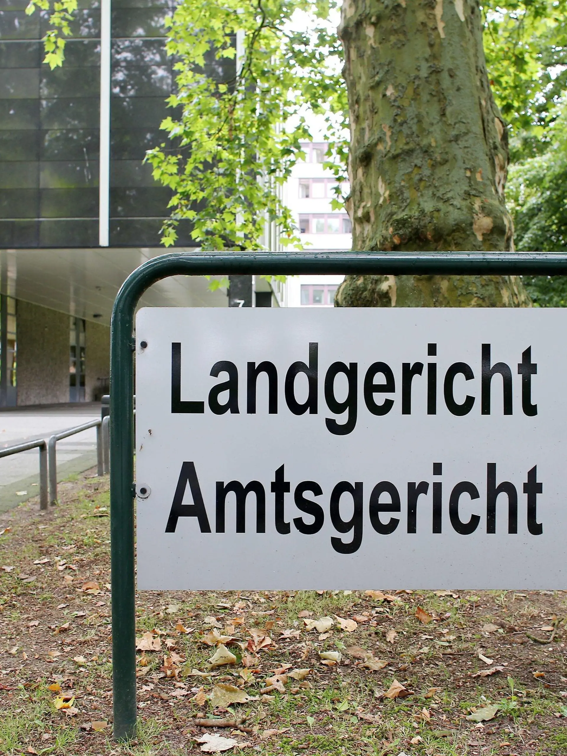 ARCHIV - Der Eingang von Landgericht und Amtsgericht Lübeck, aufgenommen am 24.08.2012 in Lübeck. Zum Auftakt des Prozesses um einen tödlichen Fehler bei einer Lungenoperation hat der angeklagte Chirurg am 01.10.2012 die Vorwürfe der Staatsanwaltschaft zurückgewiesen. Foto: Malte Christians dpa (zu dpa 0811 vom 01.10.2012)  +++(c) dpa - Bildfunk+++