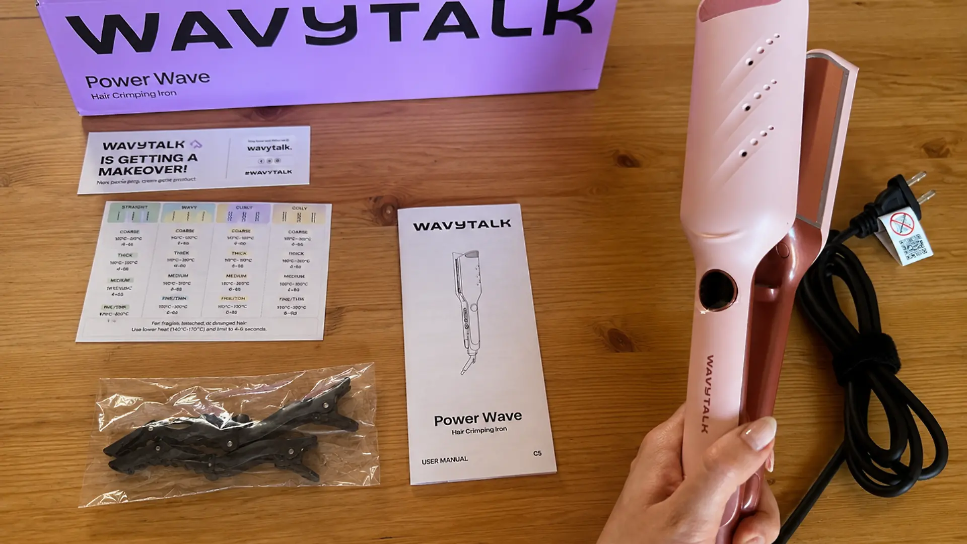 Wavytalk-Lieferumfang: Welleneisen, Haarklammern und Anleitungen liegen auf einem Tisch
