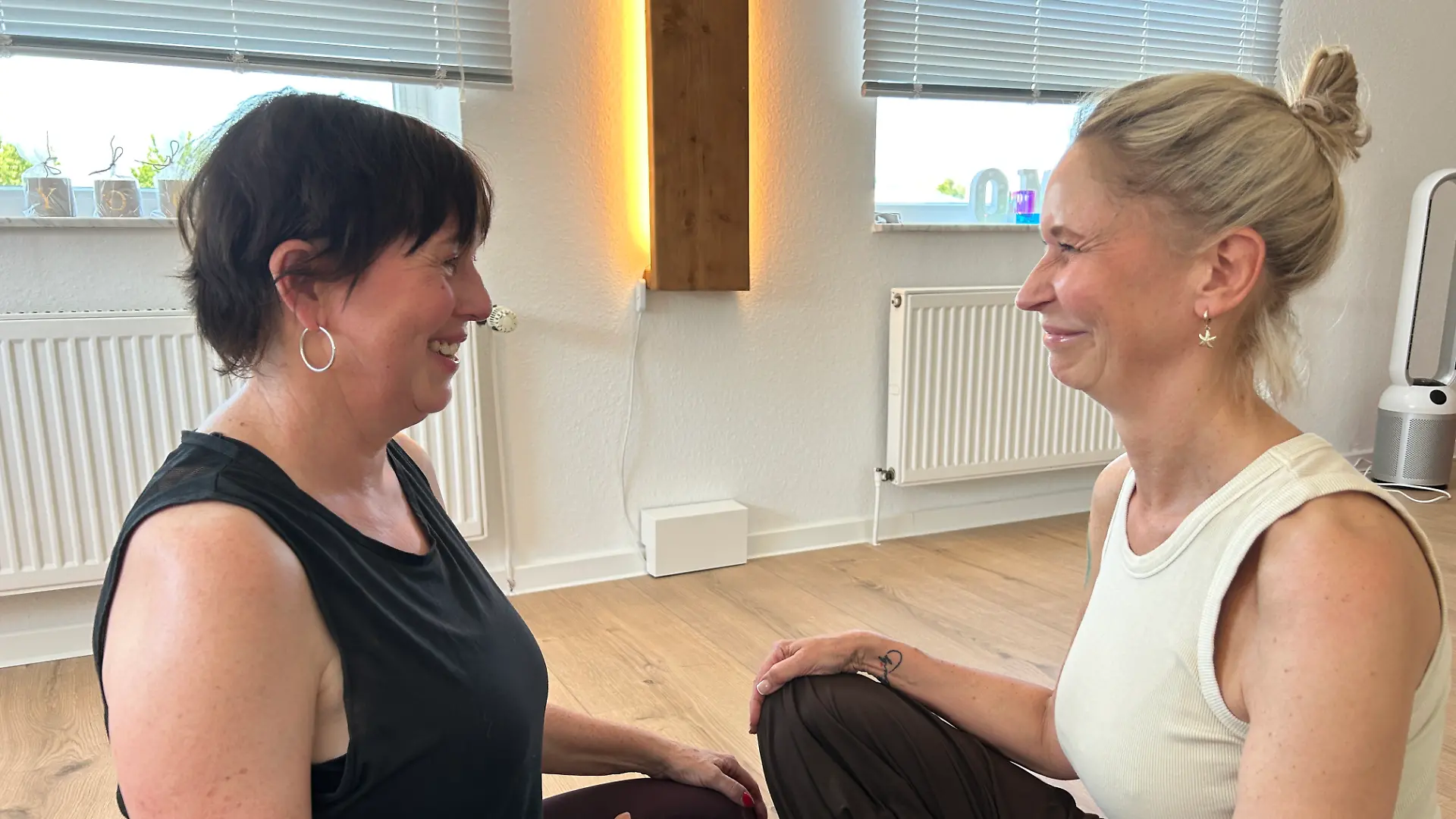 Petra Wunderatsch und Heike Schmidt beim Yoga.