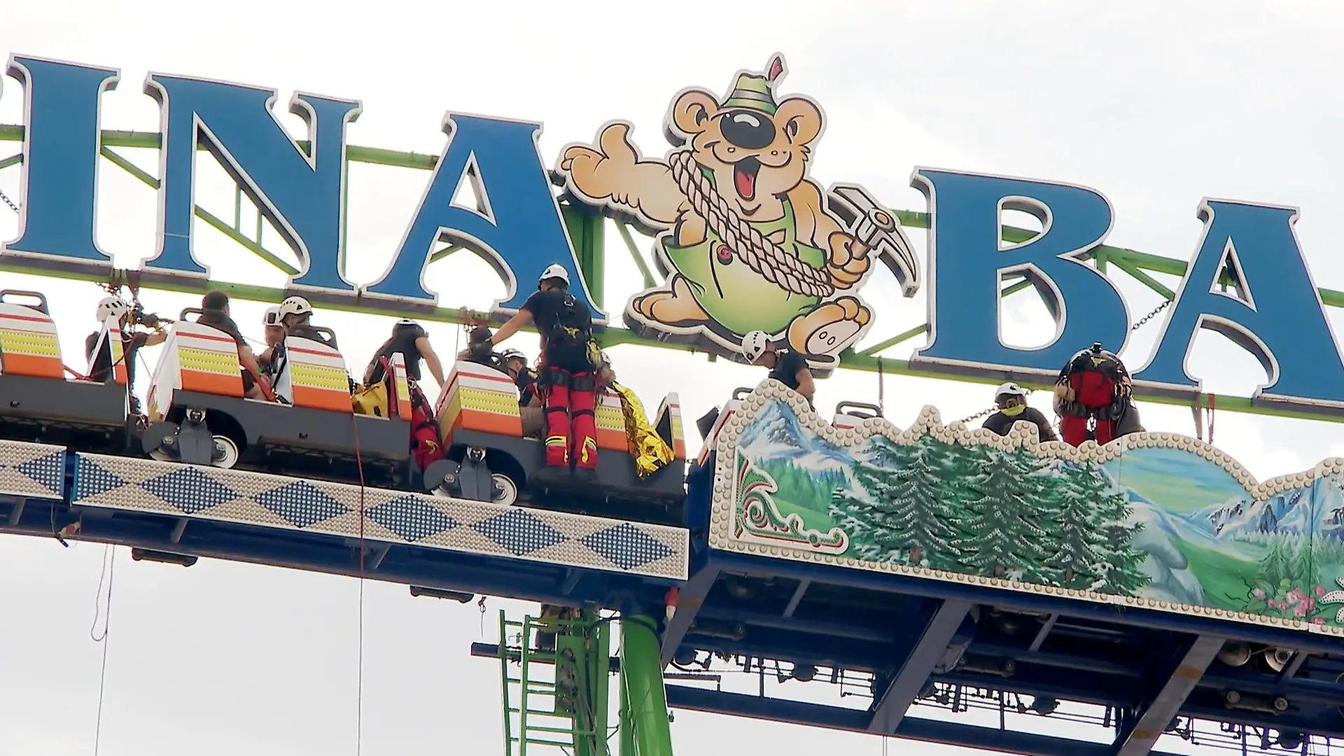 Höhenretter auf der Rheinkirmes in Düsseldorf Hilfe aus der Luft