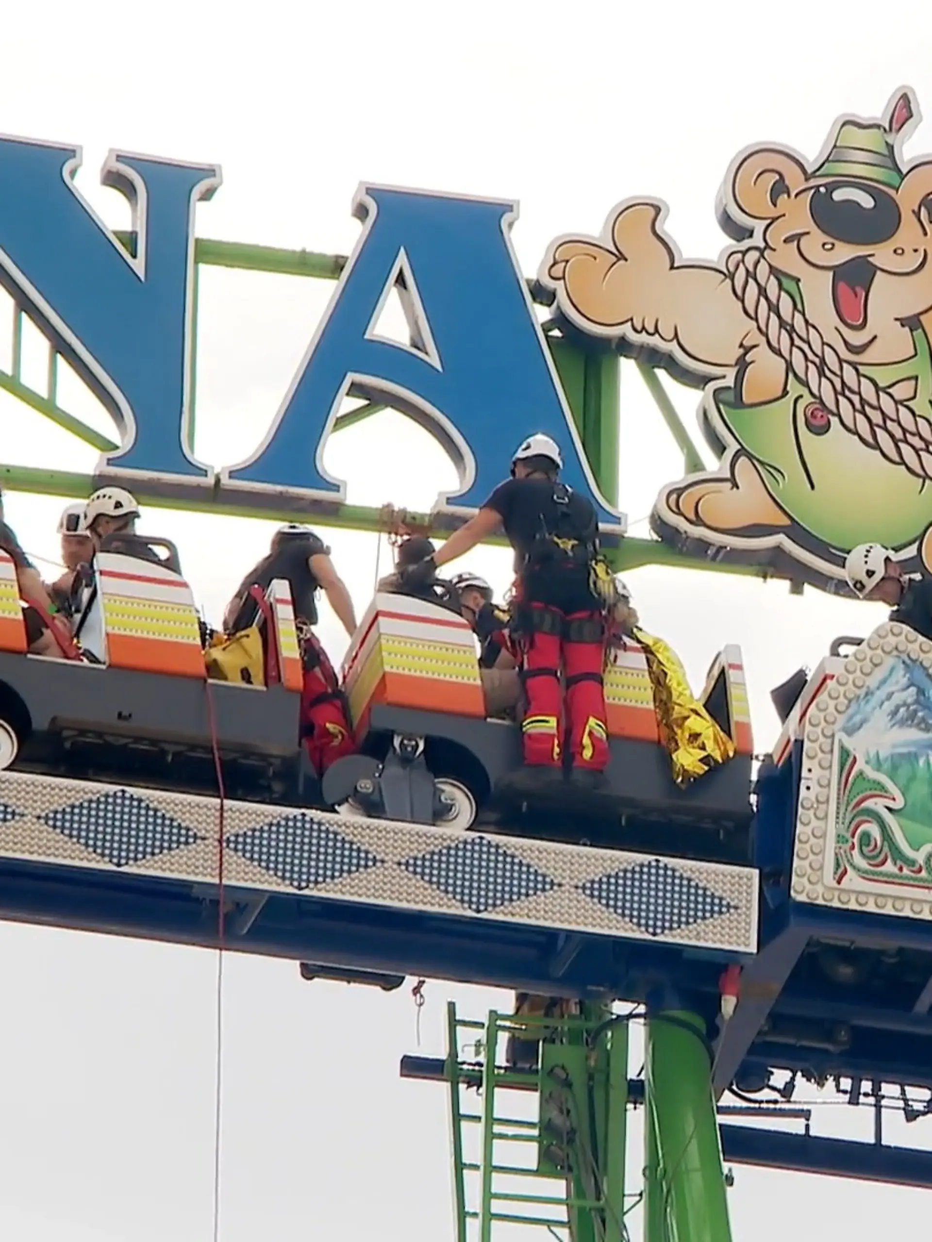 Bild zu: "Höhenretter auf der Rheinkirmes in Düsseldorf"
