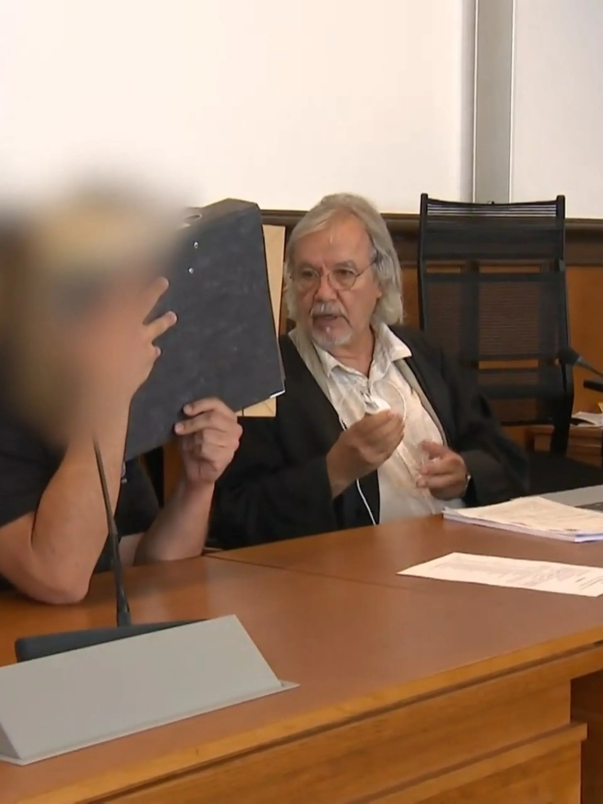 Bild zu: "Tod wegen Fake-Sanitäter? Prozessauftakt"