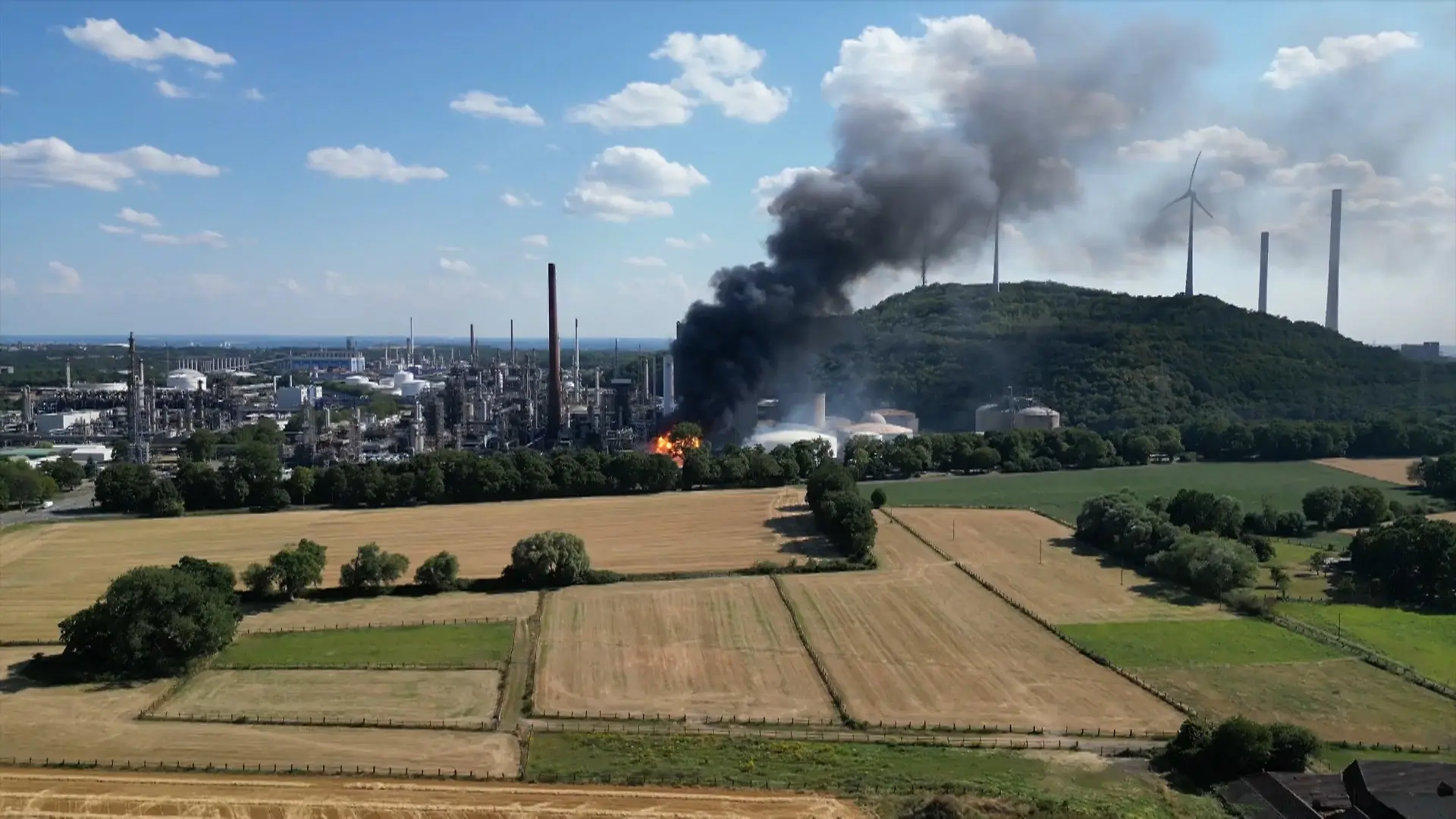 Großbrand in Raffinerie in Gelsenkirchen Einsatz für Feuerwehr und Polizei