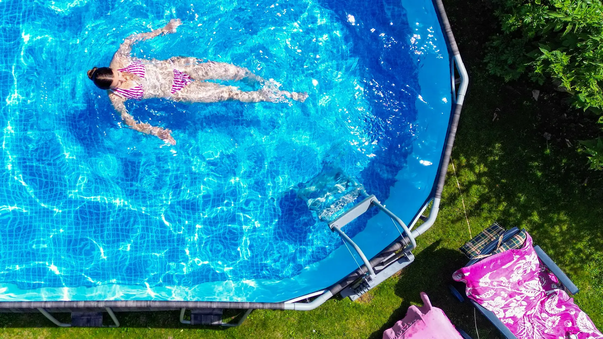 Poolwasser: Wenn es einmal drin ist, sollte es das möglichst lange bleiben. Abdeckungen helfen gegen Verschmutzung und Verdunstung.