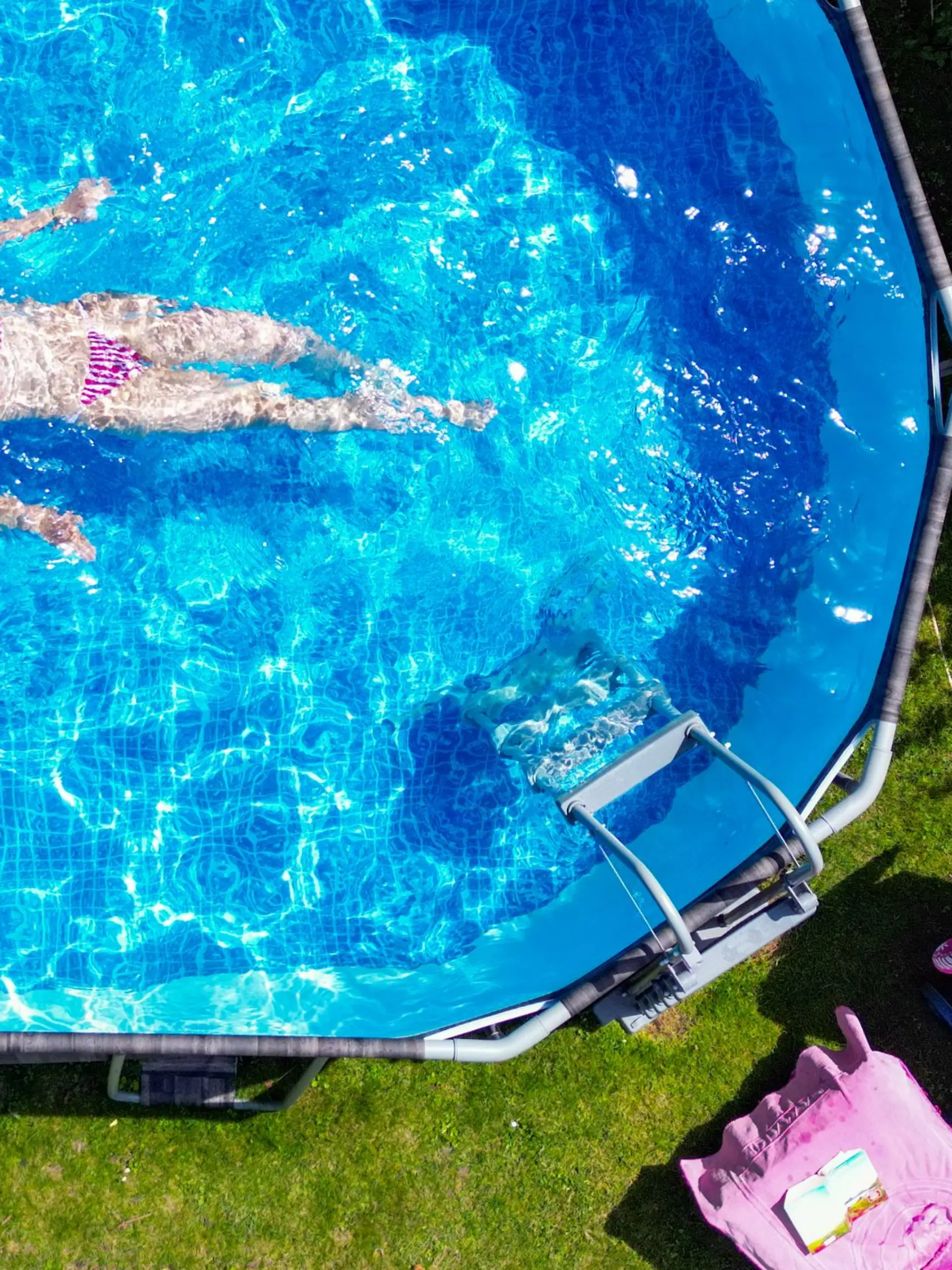 Poolwasser: Wenn es einmal drin ist, sollte es das möglichst lange bleiben. Abdeckungen helfen gegen Verschmutzung und Verdunstung.