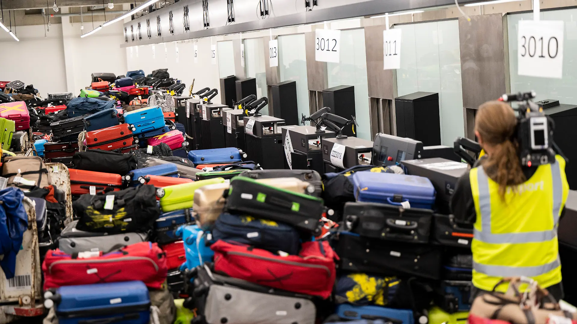 Fraport Terminal 3 Abschnitt G 05.05.2022 Frankfurt Begehung des fertiggestellten Flugsteig G des neuen Terminal 3, Fraport Flughafen Frankfurt. An den Check-In Schaltern steht Gepäck für einen Testlauf der Gepäckabfertigung bereit.. Frankfurt Frankfurt Hessen Germany *** Fraport Terminal 3 Section G 05 05 2022 Frankfurt Inspection of the completed Pier G of the new Terminal 3, Fraport Frankfurt Airport Baggage is ready for a test run of the baggage handling system at the check-in counters Frankfurt Frankfurt Hesse Germany
