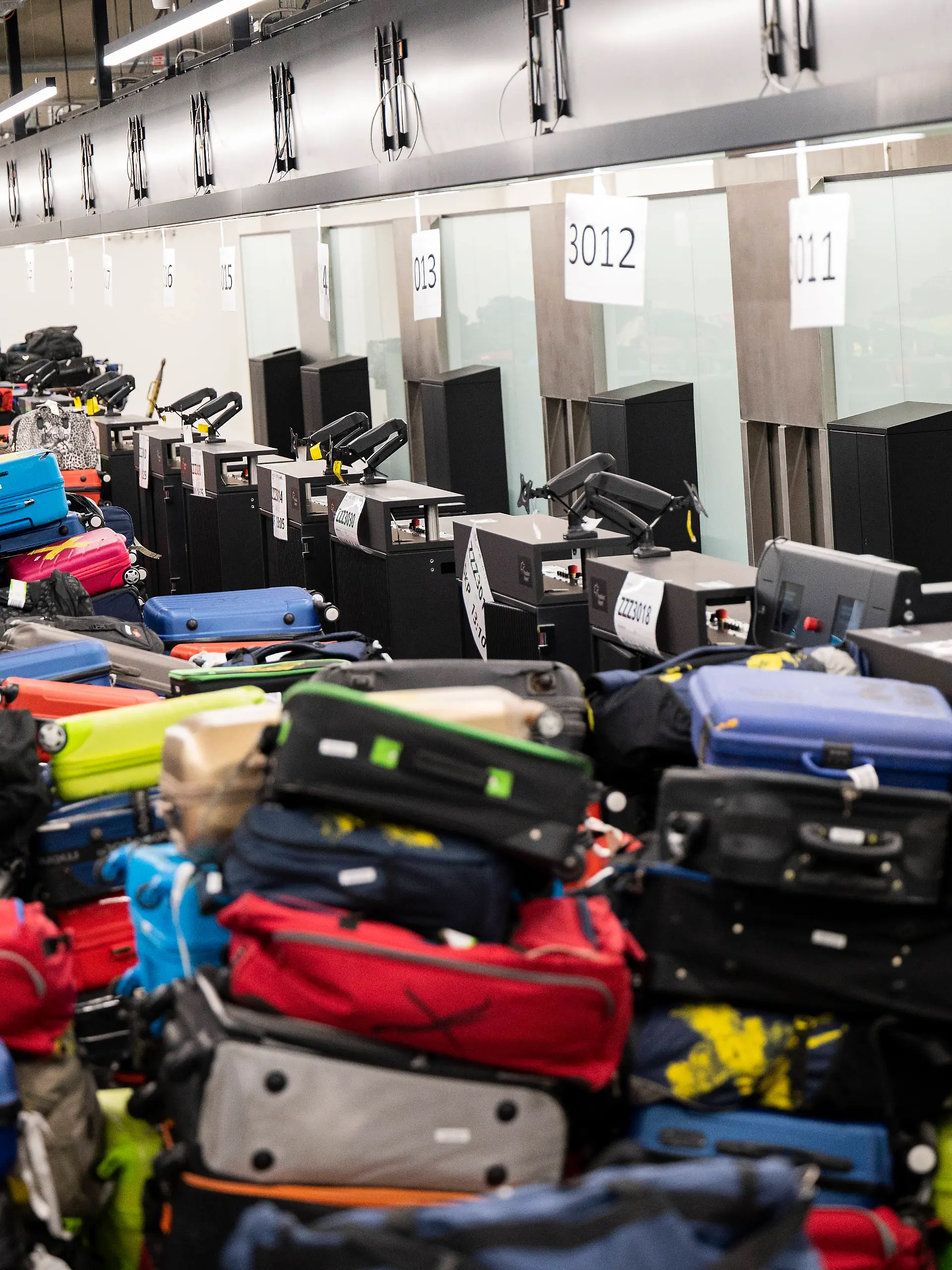 Fraport Terminal 3 Abschnitt G 05.05.2022 Frankfurt Begehung des fertiggestellten Flugsteig G des neuen Terminal 3, Fraport Flughafen Frankfurt. An den Check-In Schaltern steht Gepäck für einen Testlauf der Gepäckabfertigung bereit.. Frankfurt Frankfurt Hessen Germany *** Fraport Terminal 3 Section G 05 05 2022 Frankfurt Inspection of the completed Pier G of the new Terminal 3, Fraport Frankfurt Airport Baggage is ready for a test run of the baggage handling system at the check-in counters Frankfurt Frankfurt Hesse Germany