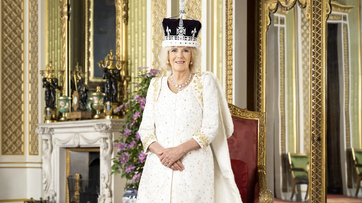 HANDOUT - 08.05.2023, Großbritannien, London: Das am 08.05.2023 vom Royal Household 2023 herausgegebene Handout zeigt Königin Camilla im Green Drawing Room des Buckingham Palace. Die Königin trägt die Krone von Queen Mary. Nach der Krönung von König Charles III. und Königin Camilla hat der Palast offizielle Porträtfotos des Königspaars und ein Gruppenbild herausgegeben. Die Krönung von König Charles III. fand am 6. Mai in London statt. Foto: Hugo Burnand/Royal Household 202/PA Media/dpa - ACHTUNG: Nur zur redaktionellen Verwendung im Zusammenhang mit der Berichterstattung über die Krönung bis zum 31. Dezember 2023. Das Foto darf nicht verändert und nur im vollen Ausschnitt verwendet werden. Keine Archivierung. Nur mit vollständiger Nennung des vorstehenden Credits +++ dpa-Bildfunk +++