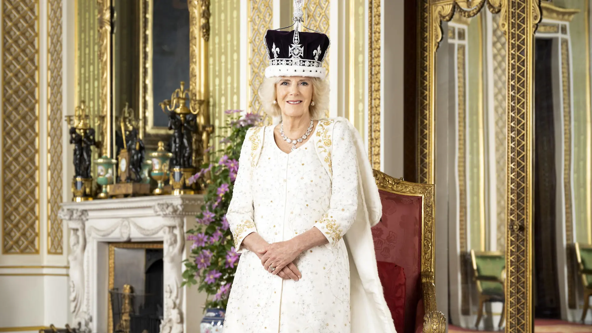 HANDOUT - 08.05.2023, Großbritannien, London: Das am 08.05.2023 vom Royal Household 2023 herausgegebene Handout zeigt Königin Camilla im Green Drawing Room des Buckingham Palace. Die Königin trägt die Krone von Queen Mary. Nach der Krönung von König Charles III. und Königin Camilla hat der Palast offizielle Porträtfotos des Königspaars und ein Gruppenbild herausgegeben. Die Krönung von König Charles III. fand am 6. Mai in London statt. Foto: Hugo Burnand/Royal Household 202/PA Media/dpa - ACHTUNG: Nur zur redaktionellen Verwendung im Zusammenhang mit der Berichterstattung über die Krönung bis zum 31. Dezember 2023. Das Foto darf nicht verändert und nur im vollen Ausschnitt verwendet werden. Keine Archivierung. Nur mit vollständiger Nennung des vorstehenden Credits +++ dpa-Bildfunk +++