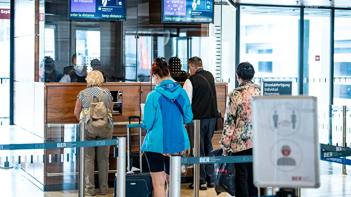 02.07.2021, Berlin, Schönefeld: Beamte der Bundespolizei am Flughafen kontrollieren Reisende aus Sankt Petersburg (Russland), einem Virusvariantengebiet. Wegen der starken Verbreitung der Delta-Variante des Coronavirus sind Portugal und Russland seit Dienstag um Mitternacht als Virusvariantengebiete eingestuft. Das hat strikte Quarantäneregeln für Einreisende zur Folge hat. Foto: Fabian Sommer/dpa +++ dpa-Bildfunk +++