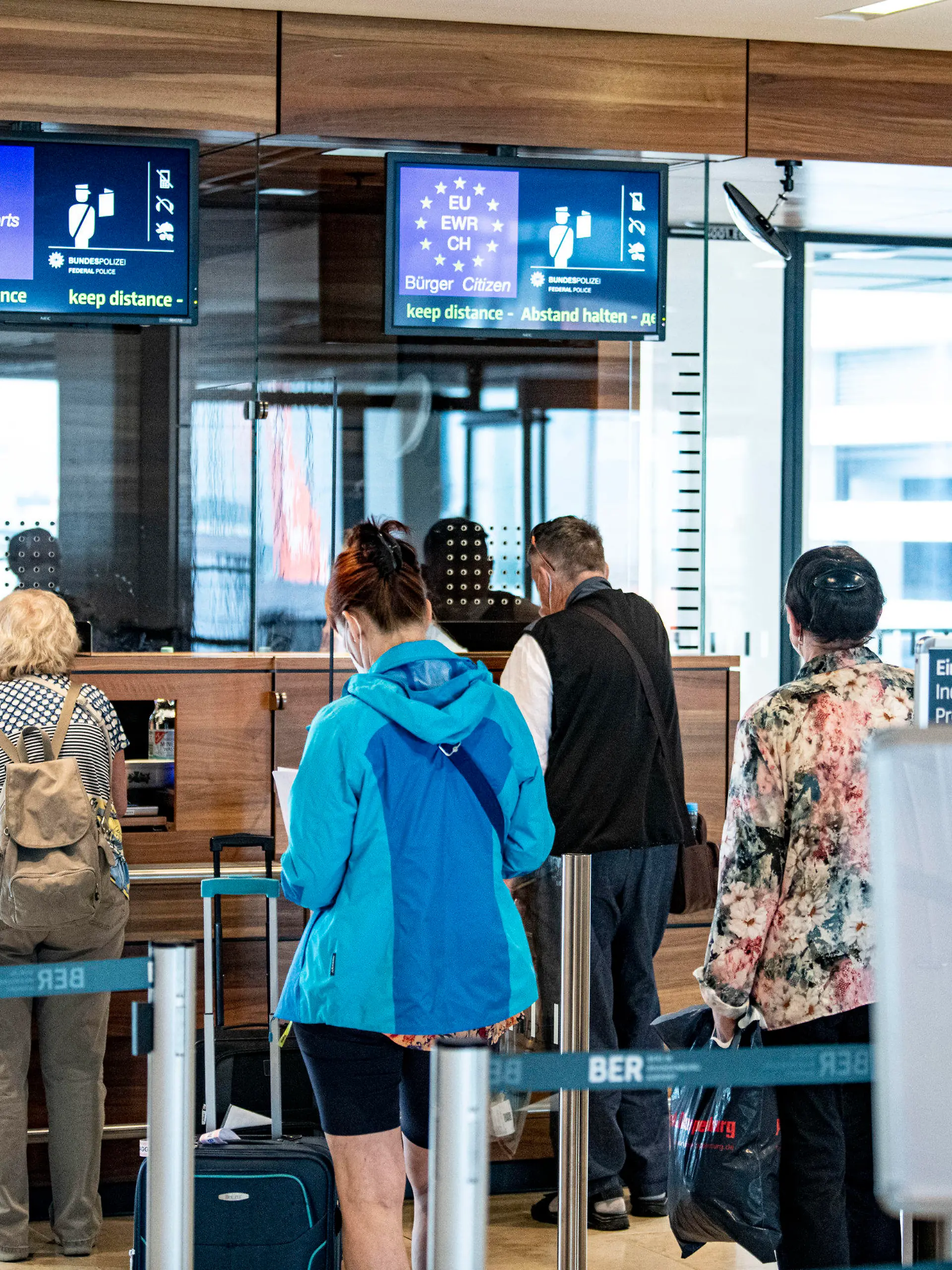 02.07.2021, Berlin, Schönefeld: Beamte der Bundespolizei am Flughafen kontrollieren Reisende aus Sankt Petersburg (Russland), einem Virusvariantengebiet. Wegen der starken Verbreitung der Delta-Variante des Coronavirus sind Portugal und Russland seit Dienstag um Mitternacht als Virusvariantengebiete eingestuft. Das hat strikte Quarantäneregeln für Einreisende zur Folge hat. Foto: Fabian Sommer/dpa +++ dpa-Bildfunk +++